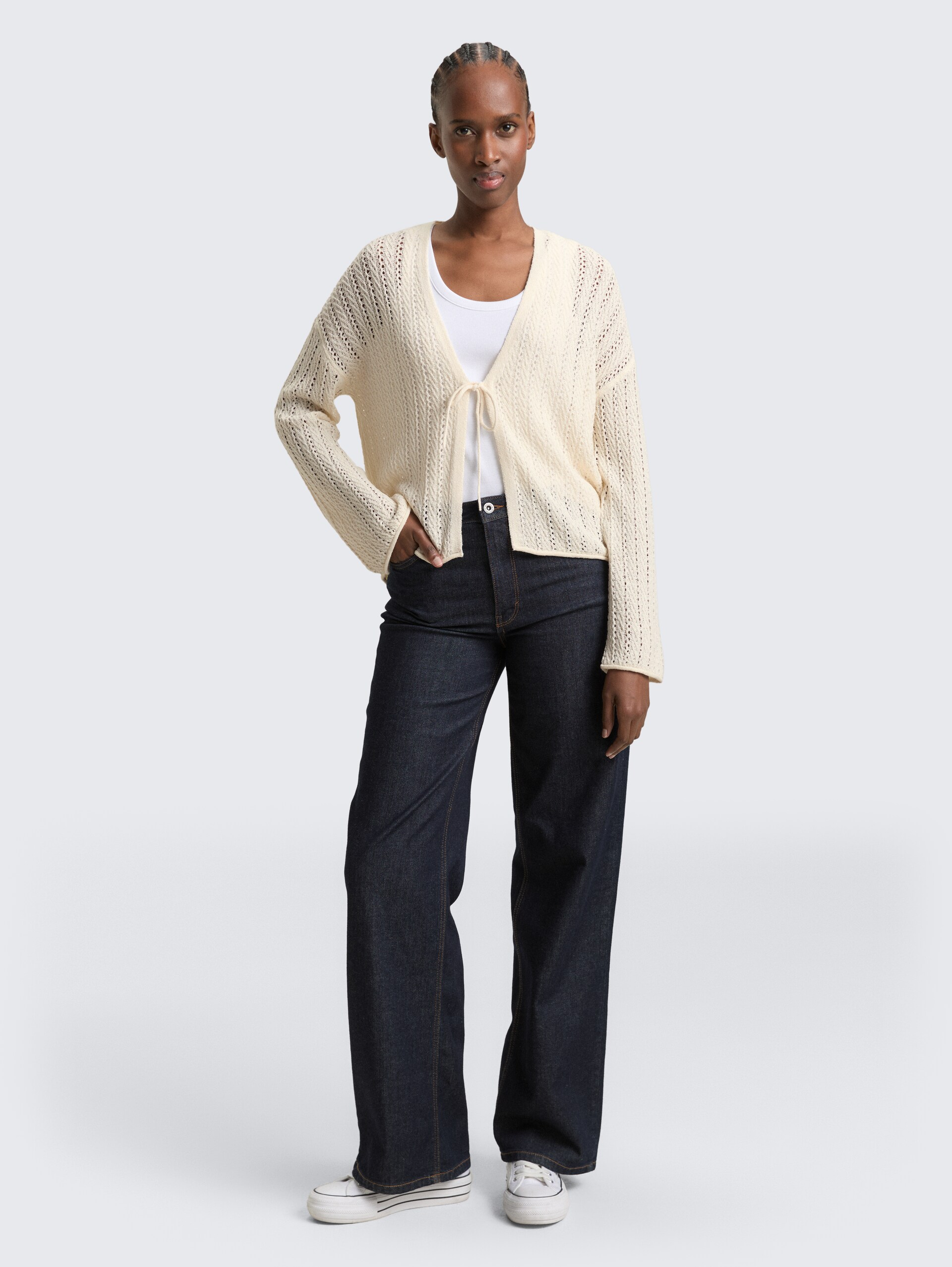 Relaxed Fit Cardigan mit Lochmuster - Gardenia White - Model-Vorderansicht