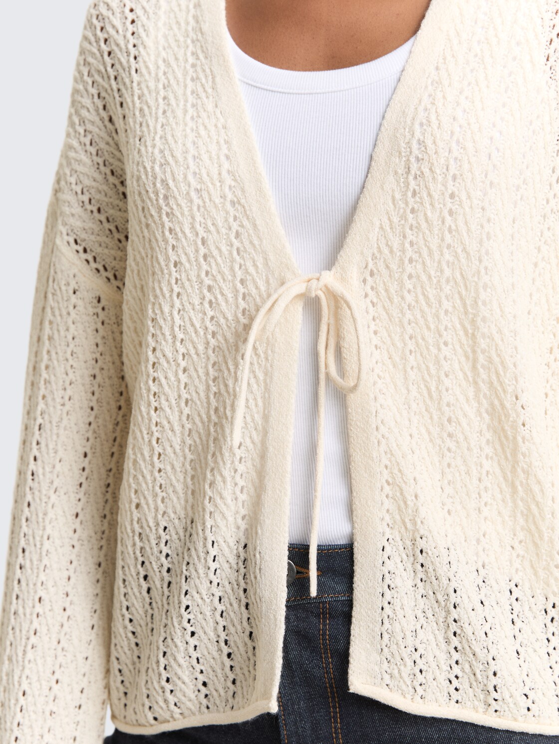 Relaxed Fit Cardigan mit Lochmuster - Gardenia White - Detail-Model-Ansicht