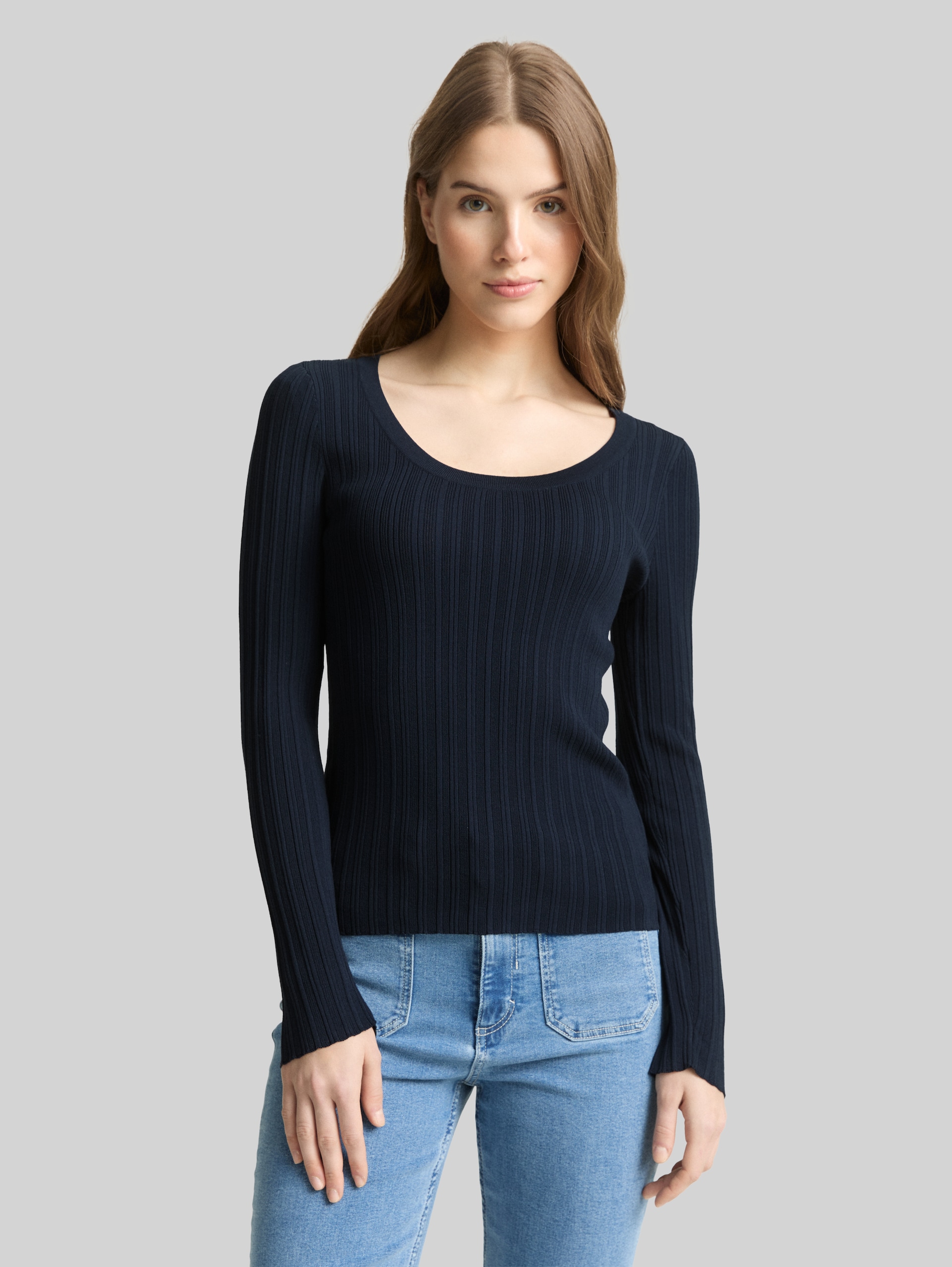 Tight fit knitted jumper with ribbed texture - sky captain blue - Neckline model front view