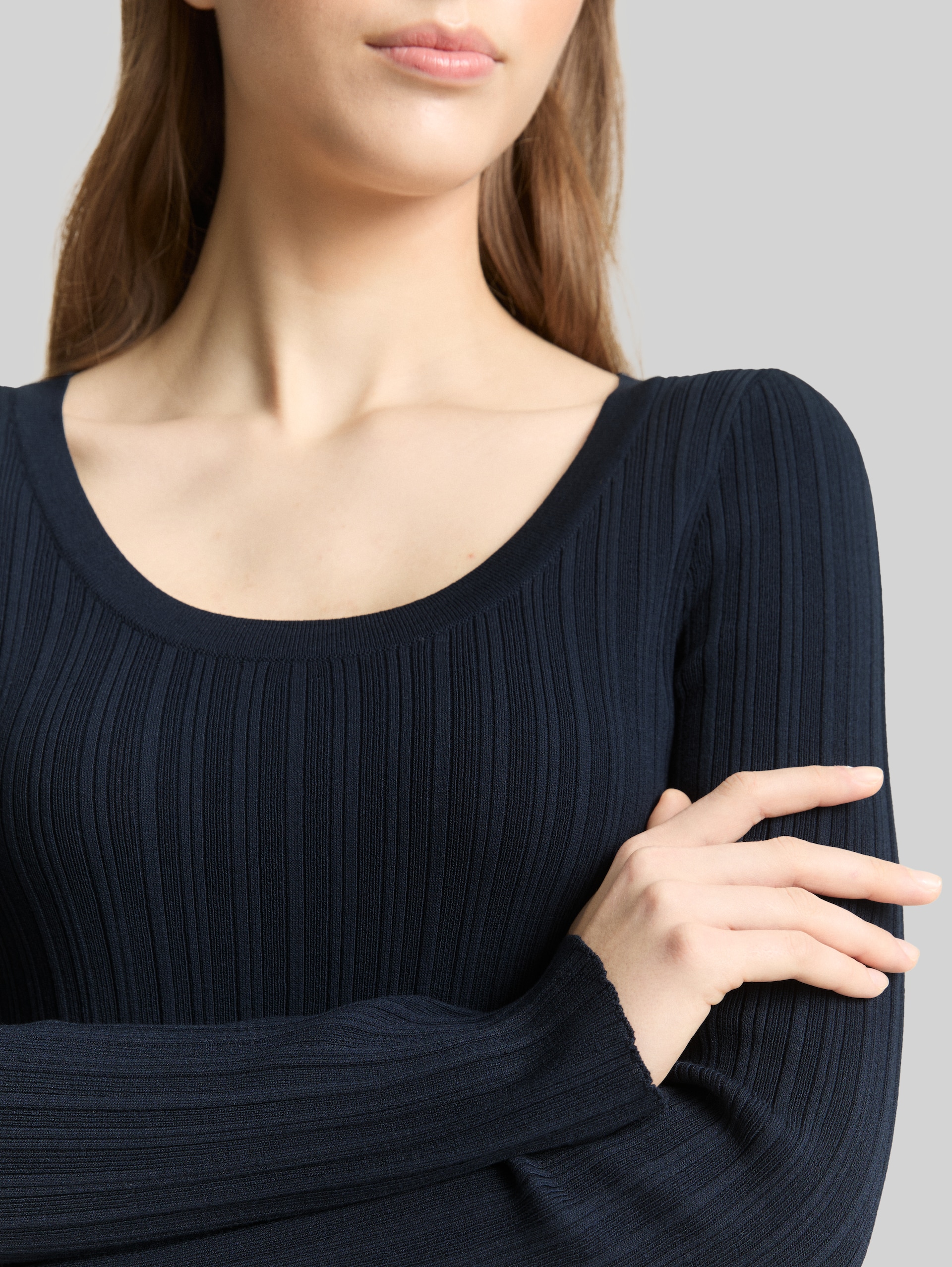 Tight fit knitted jumper with ribbed texture - sky captain blue - Detail model view