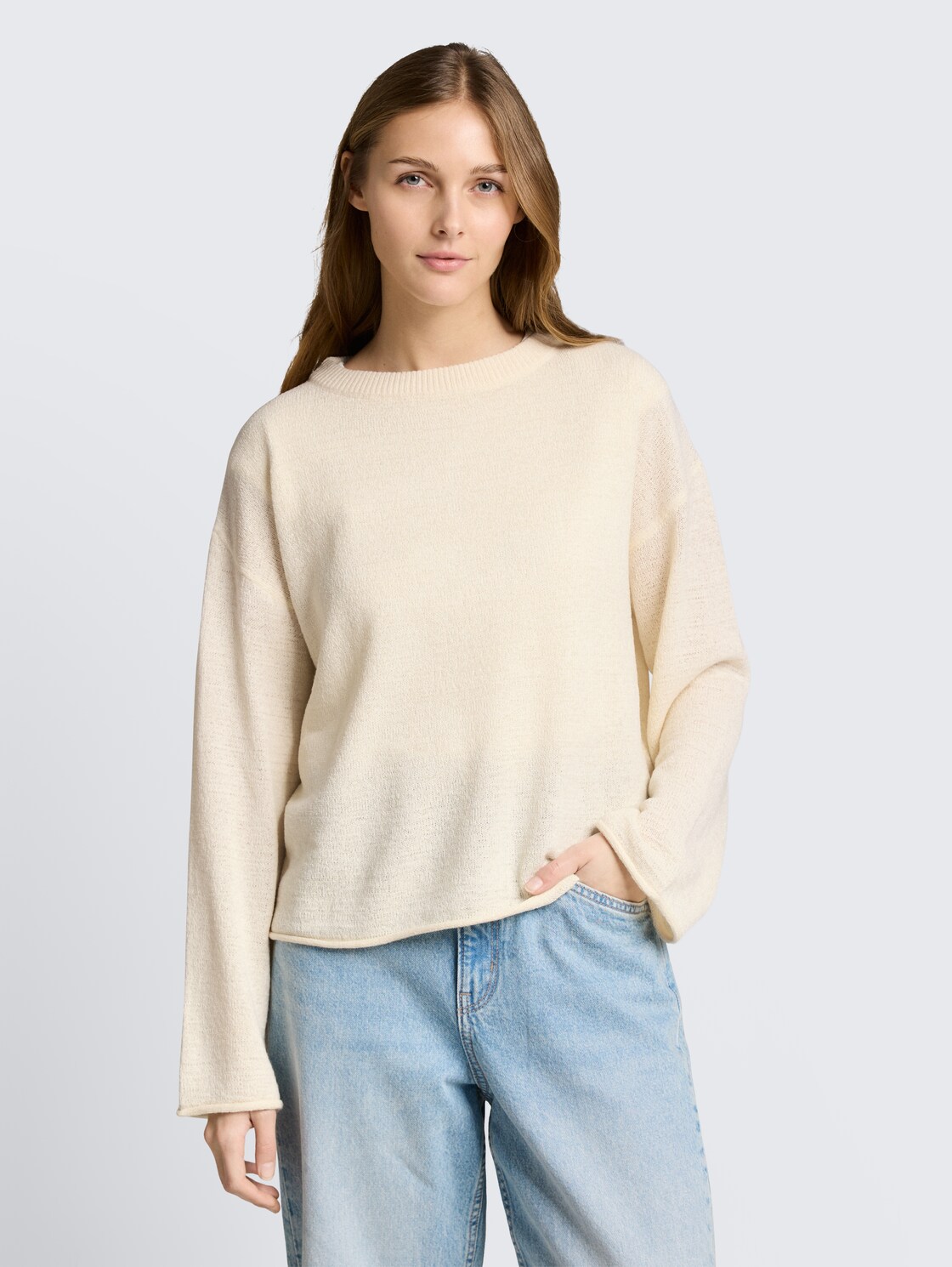 Relaxed Fit Strickpullover mit U-Boot-Ausschnitt - Gardenia White - Ausschnitt Model-Vorderansicht