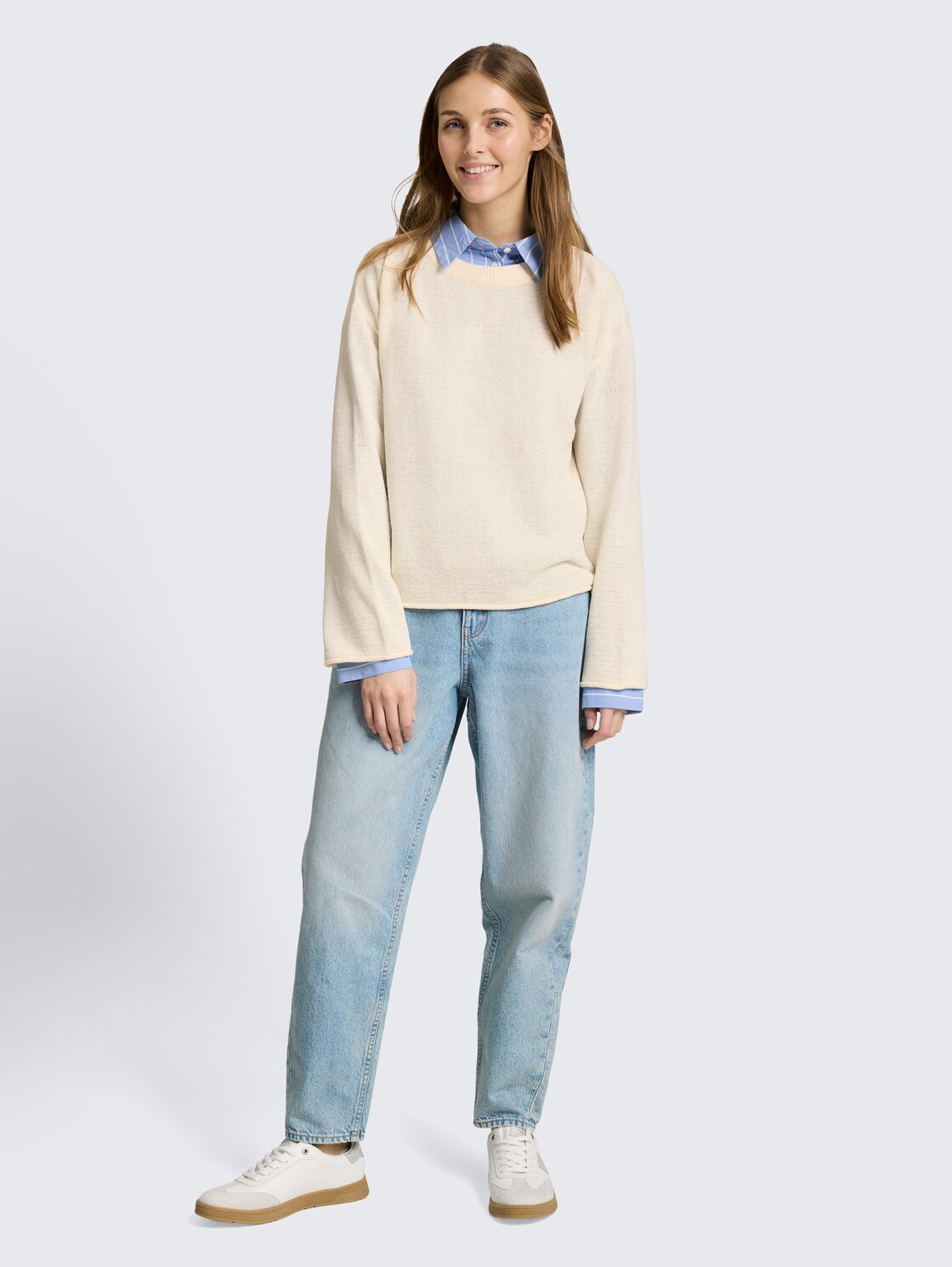 Relaxed Fit Strickpullover mit U-Boot-Ausschnitt - Gardenia White - Model-Vorderansicht