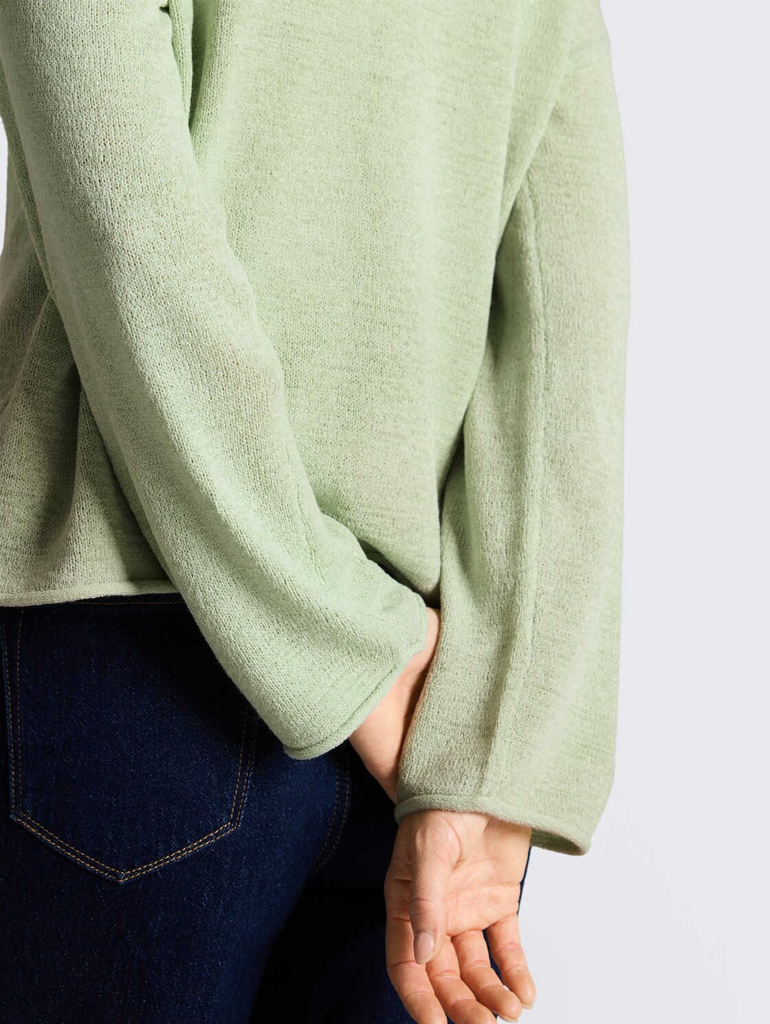 Relaxed Fit Strickpullover mit U-Boot-Ausschnitt - light matcha green - Detail-Model-Ansicht
