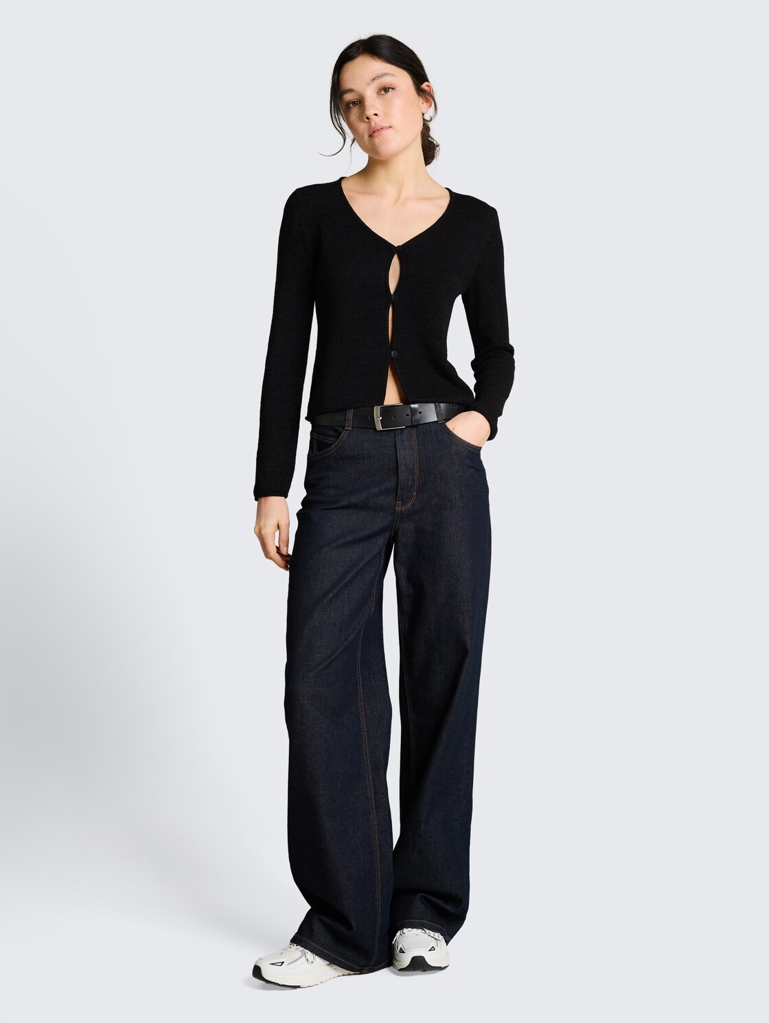 Cardigan mit V-Ausschnitt - deep black - Model-Vorderansicht