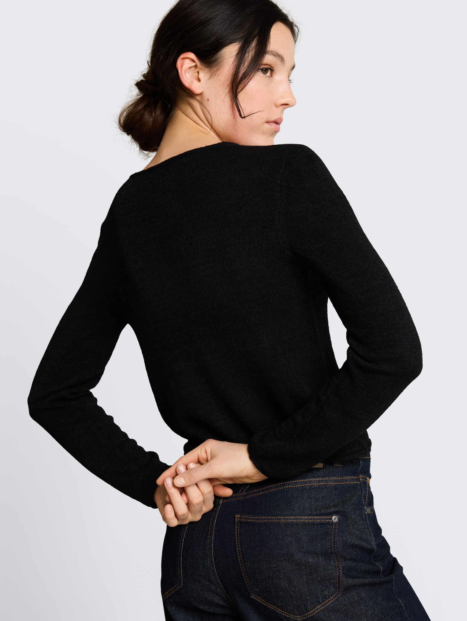 Vest met V-hals - deep black - Detailaanzicht model