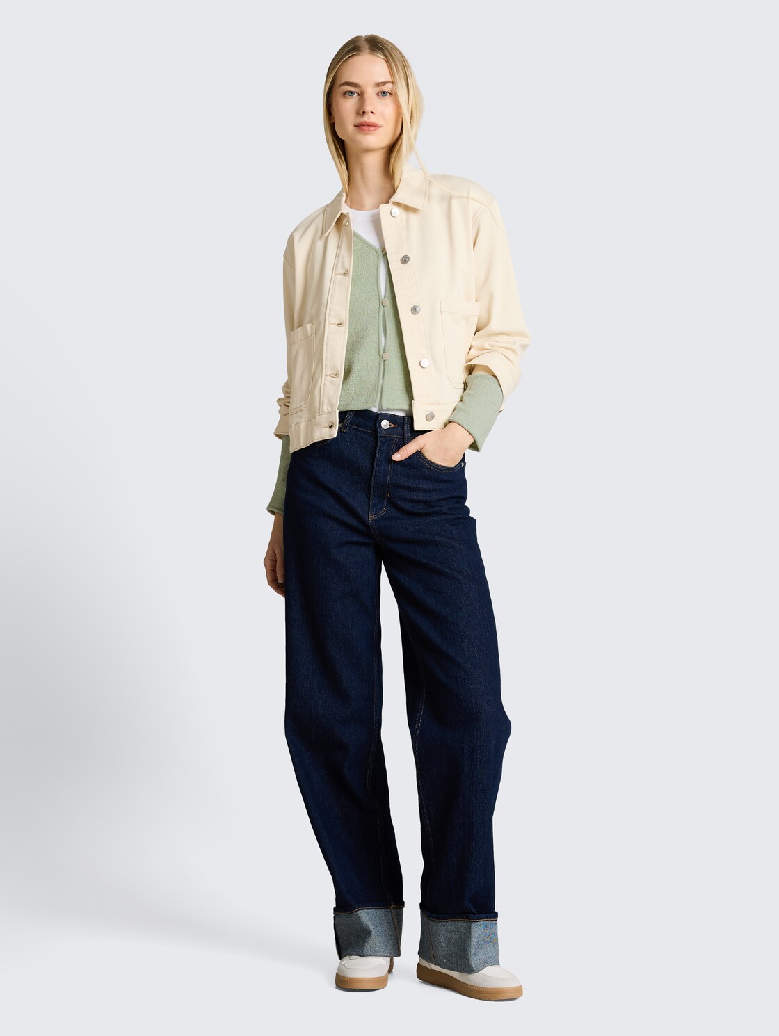 Cardigan mit V-Ausschnitt - light matcha green - Model-Vorderansicht