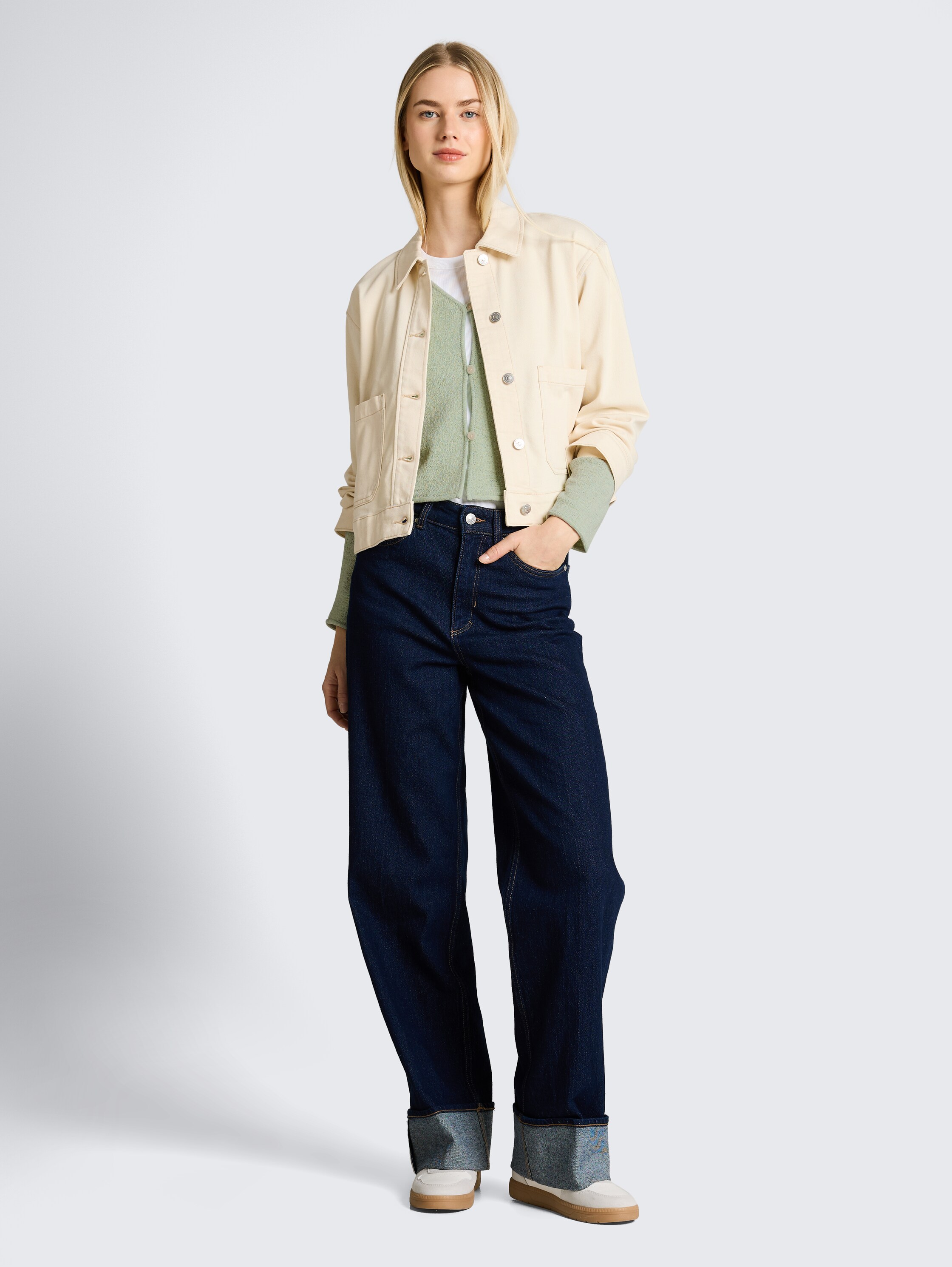 Cardigan mit V-Ausschnitt - light matcha green - Model-Vorderansicht