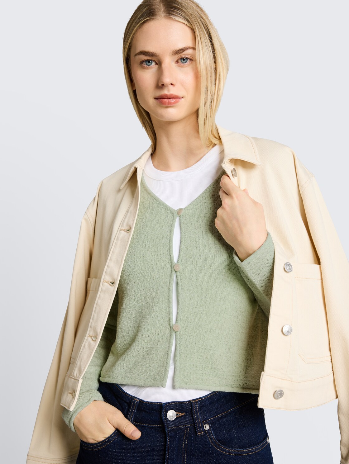 Cardigan mit V-Ausschnitt - light matcha green - Detail-Model-Ansicht