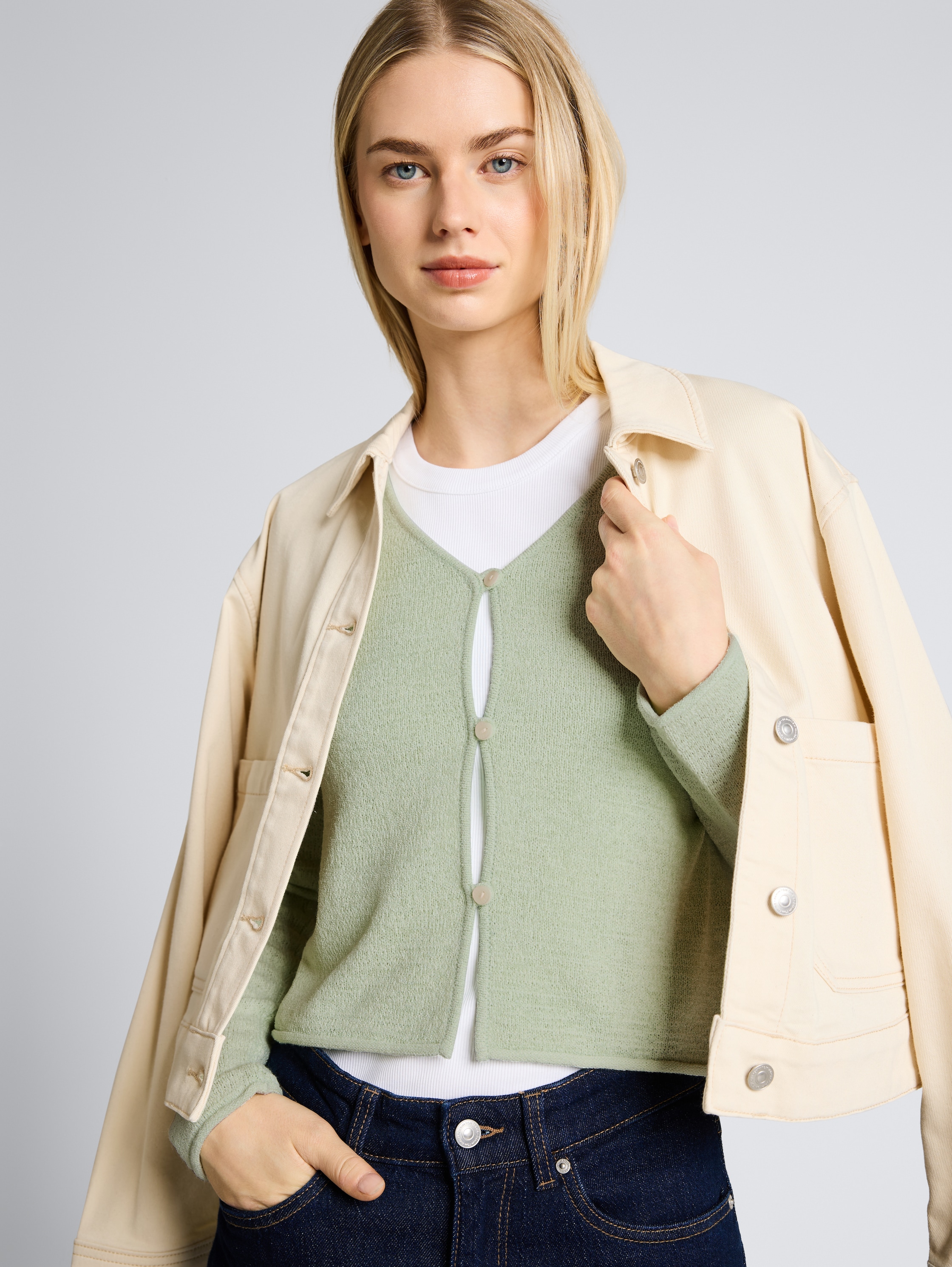 Cardigan mit V-Ausschnitt - light matcha green - Detail-Model-Ansicht
