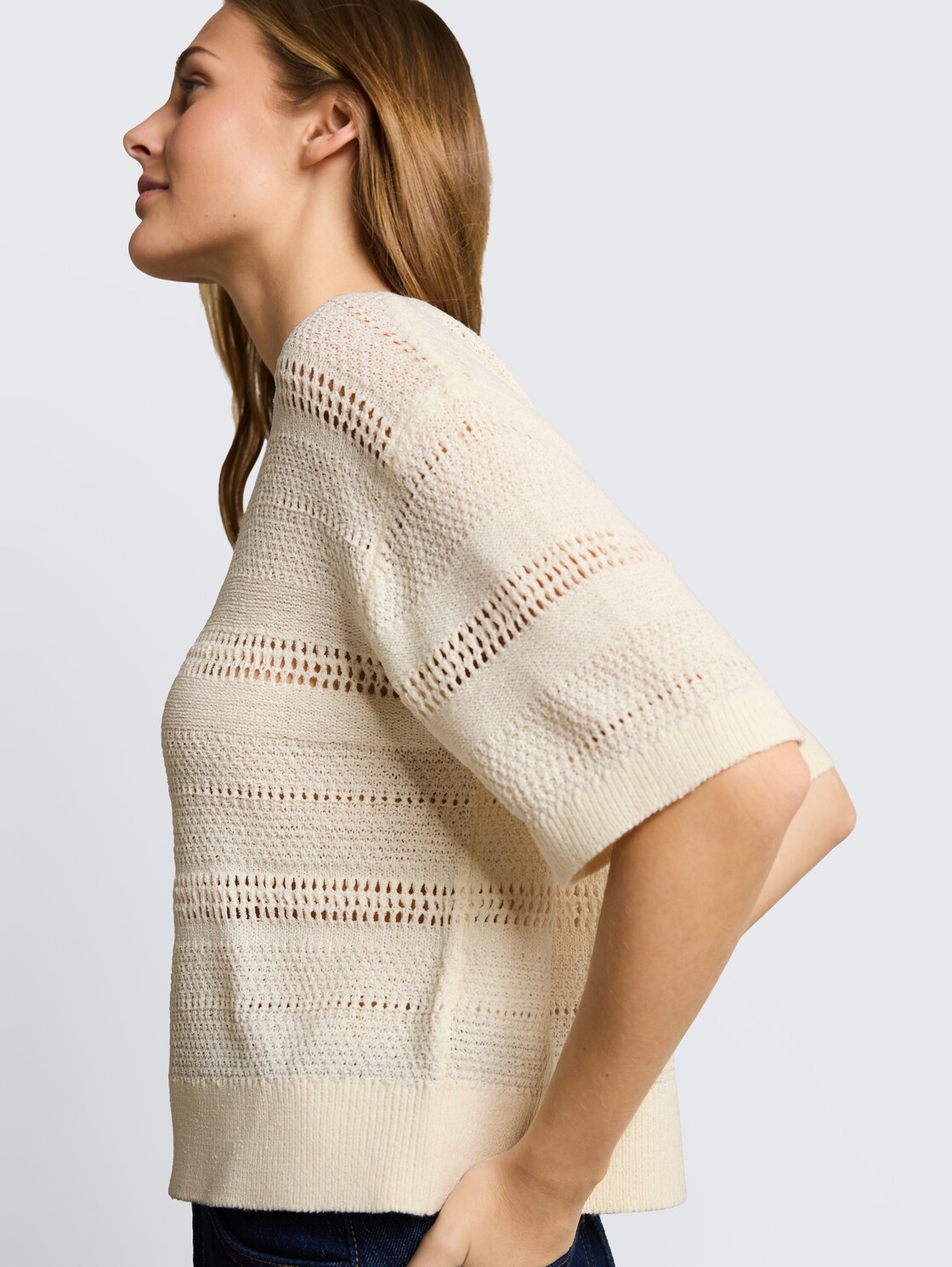 Relaxed Fit Strickpullover mit Lochmuster - Gardenia White - Detail-Model-Ansicht