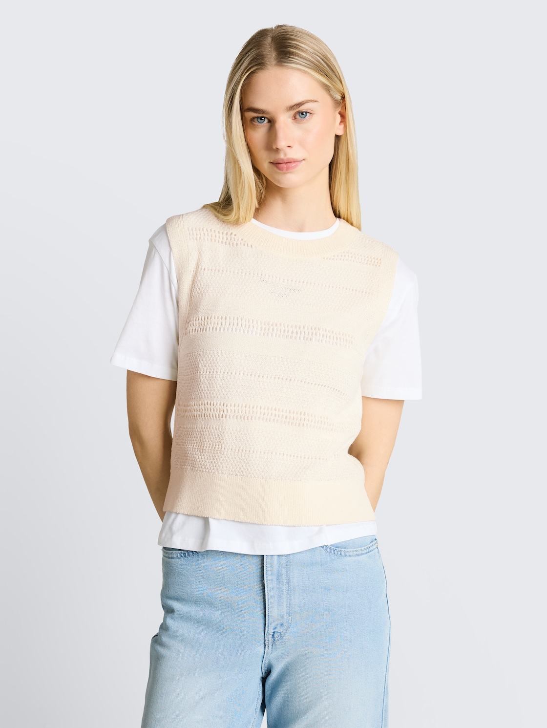 Pullunder mit Lochmuster - Gardenia White - Ausschnitt Model-Vorderansicht