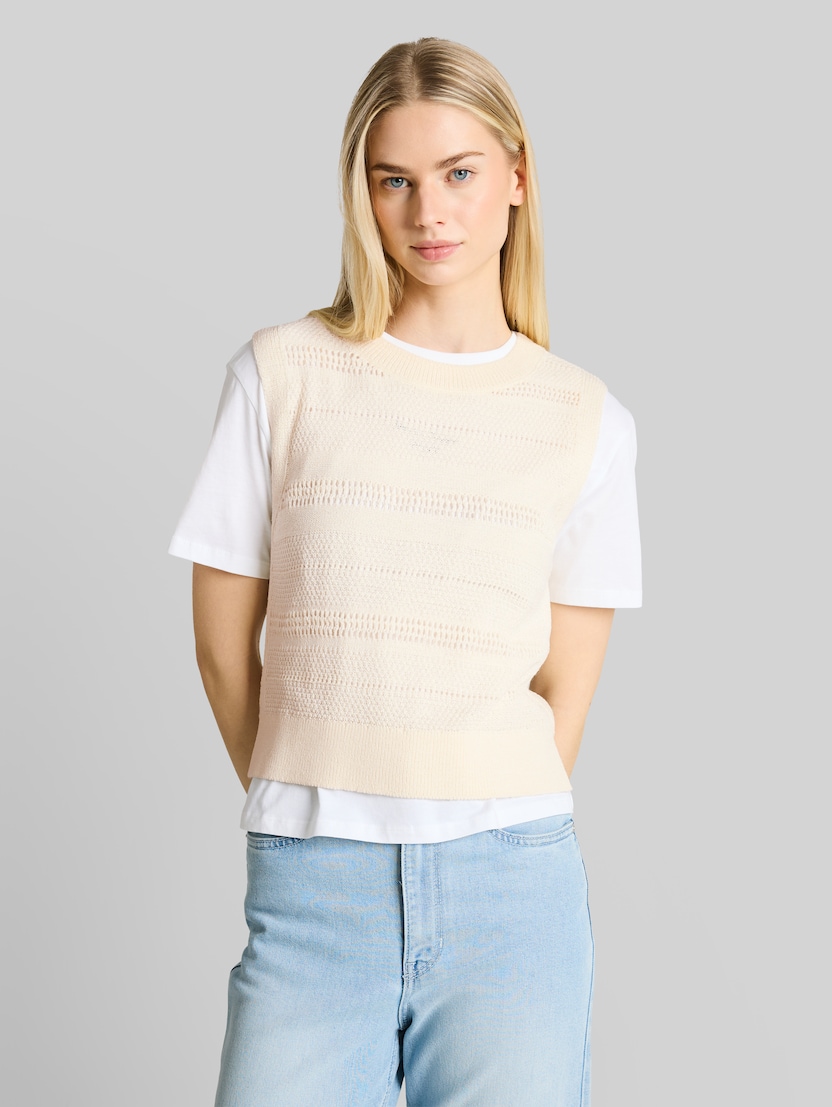 Pullunder mit Lochmuster von Denim Female, Gardenia White