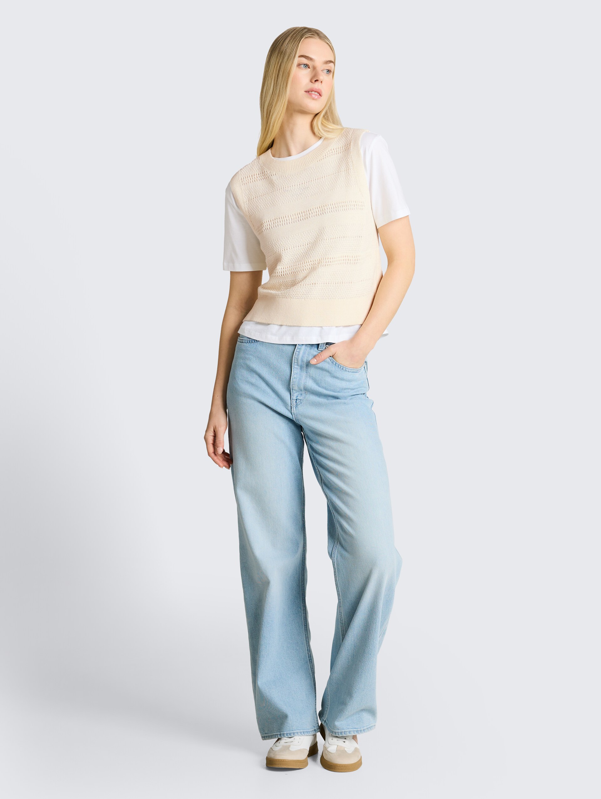 Pullunder met gaatjespatroon - Gardenia White - Model vooraanzicht