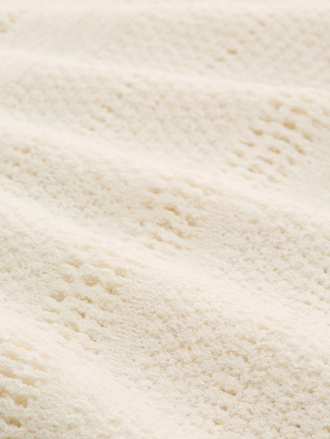 Pullunder mit Lochmuster - Gardenia White - Material-Ansicht