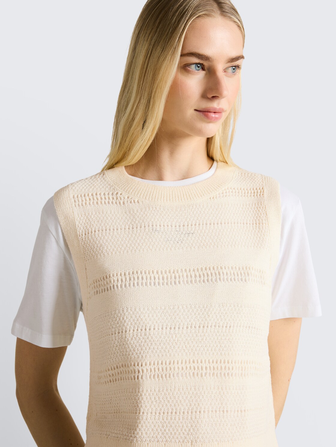 Pullunder mit Lochmuster - Gardenia White - Detail-Model-Ansicht