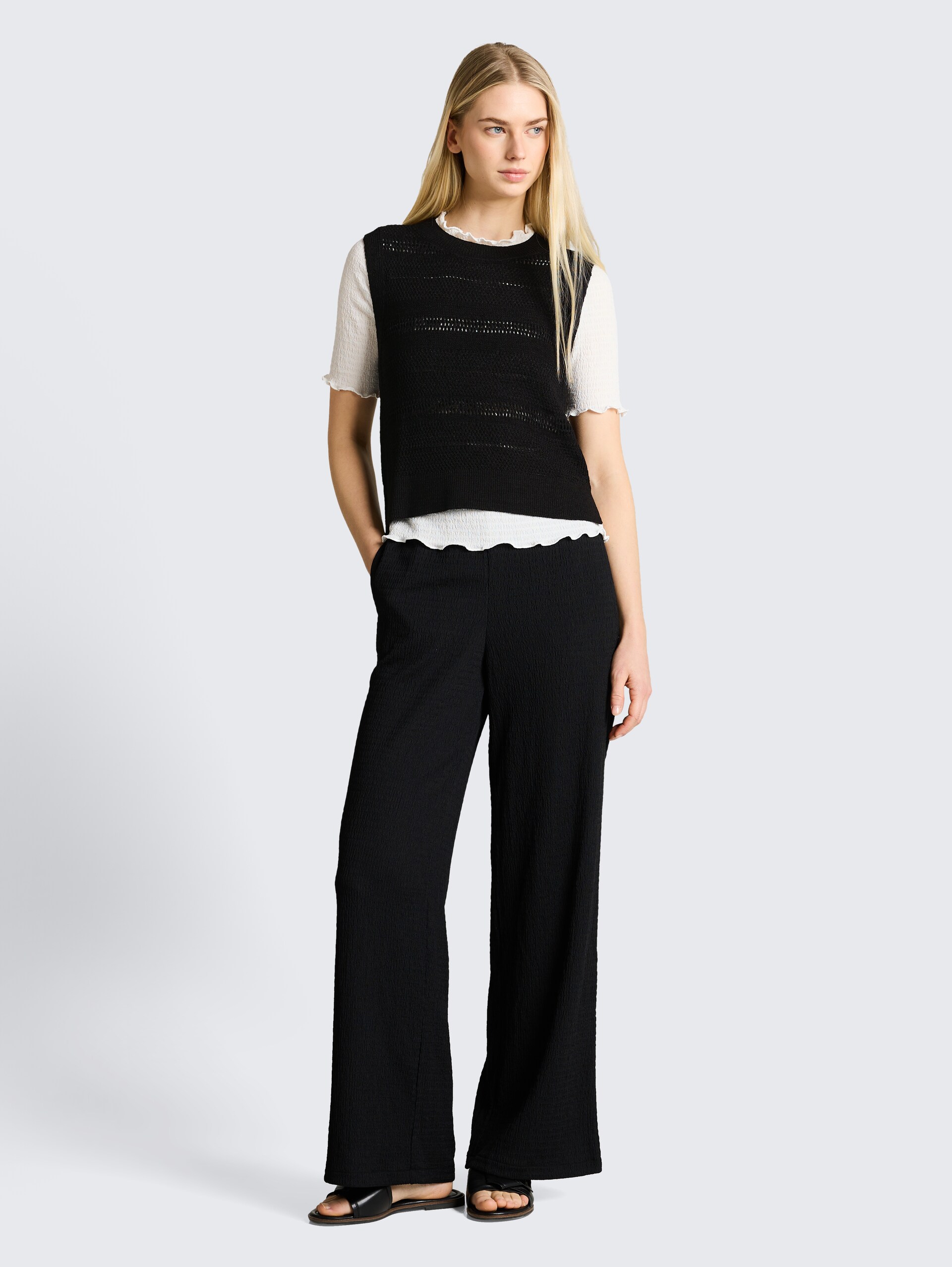 Pullunder met gaatjespatroon - deep black - Model vooraanzicht