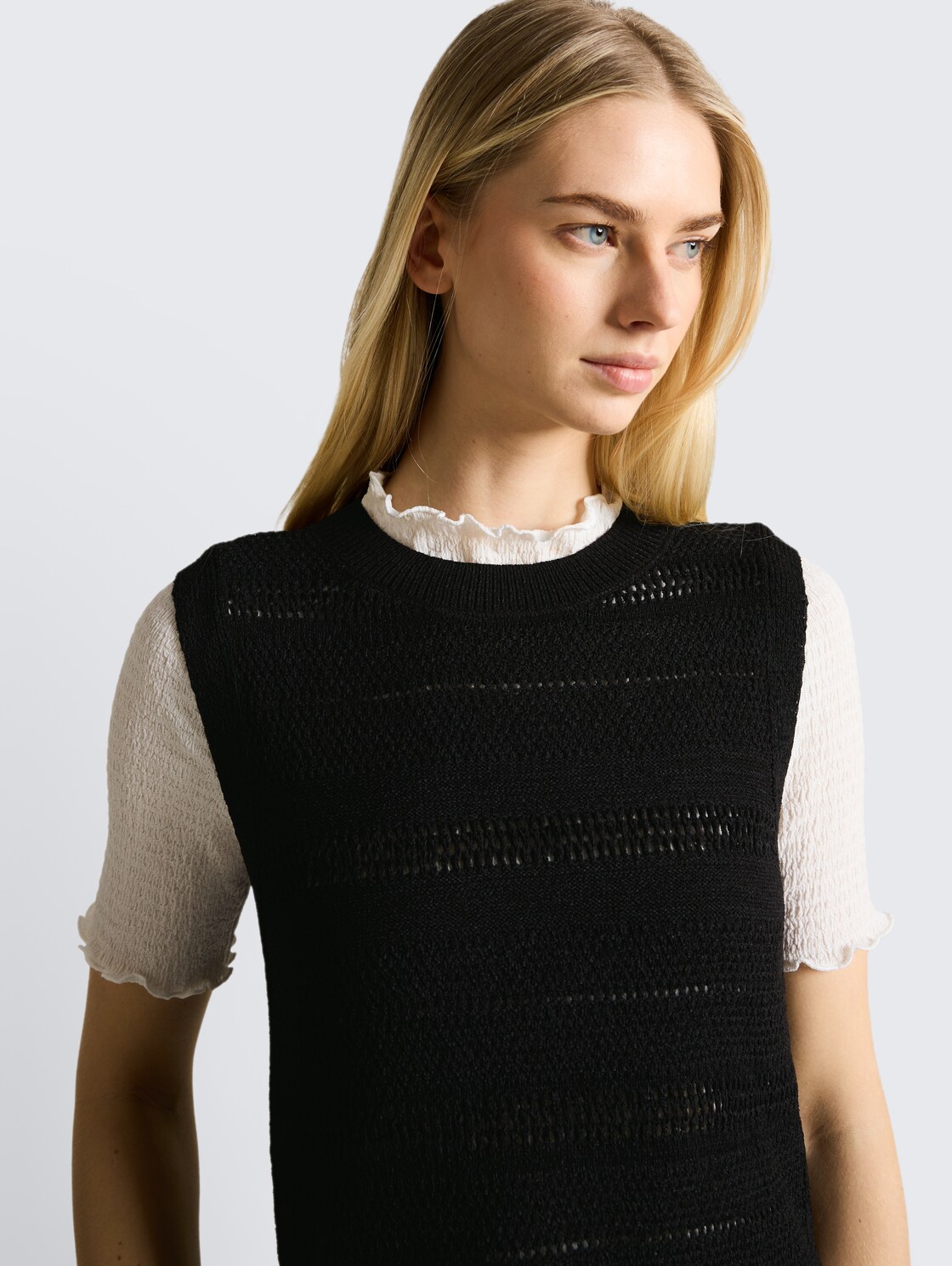 Sleeveless jumper with eyelet pattern - deep black - Detail model view