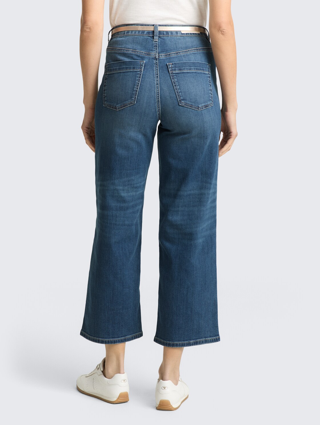 TTNELMA CULOTTE Stretch Jeans mit Gürtel - Clean Mid Stone Blue Denim - Auschnitt Model-Rückansicht