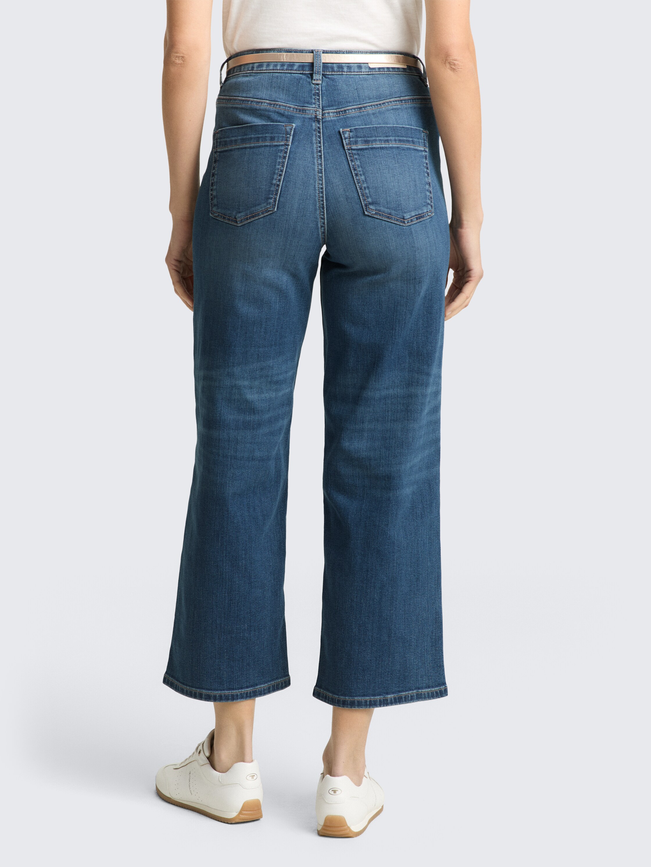 TTNELMA CULOTTE Stretch Jeans mit Gürtel - Clean Mid Stone Blue Denim - Auschnitt Model-Rückansicht