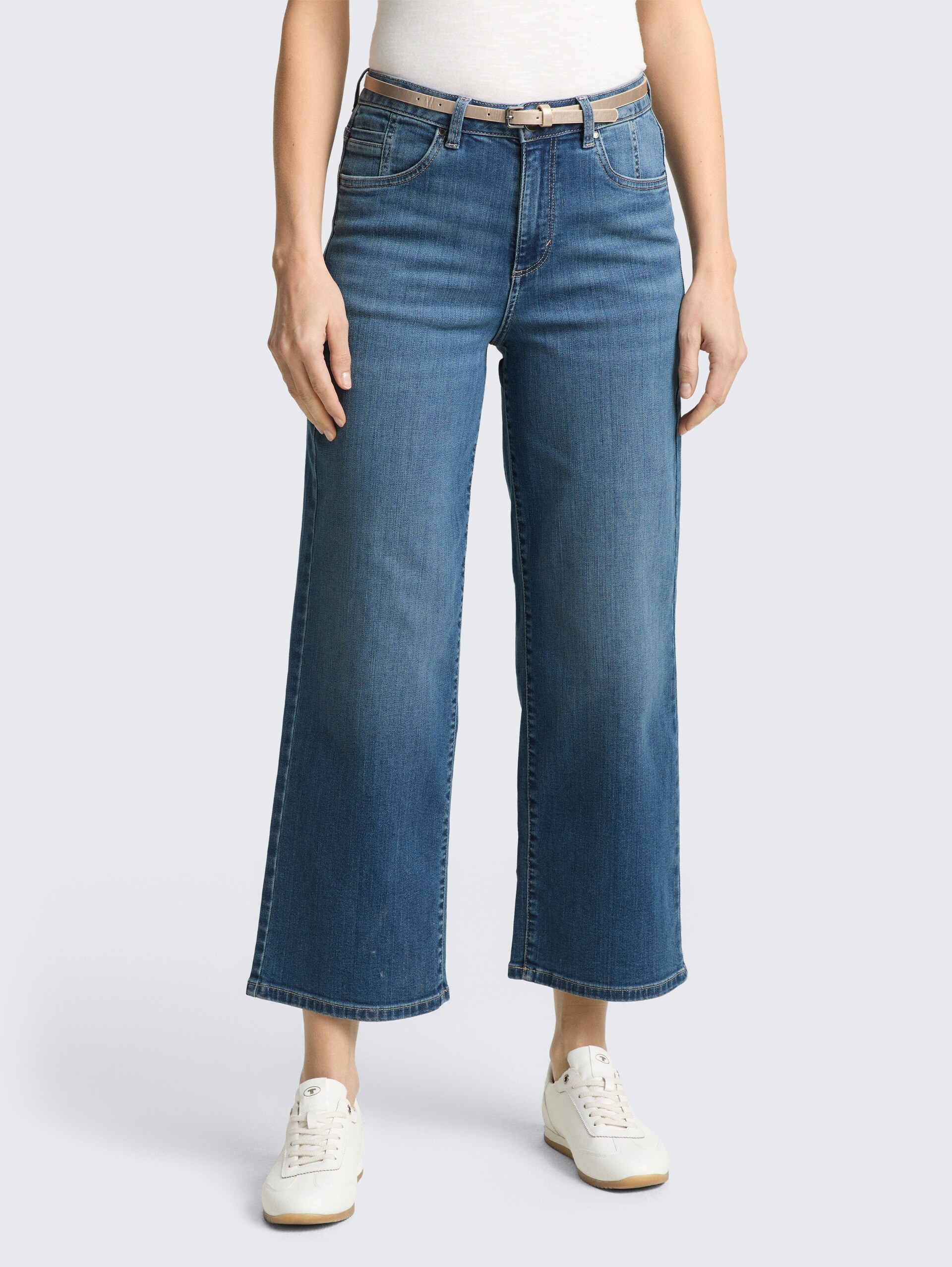 TTNELMA CULOTTE Stretch Jeans mit Gürtel - Clean Mid Stone Blue Denim - Ausschnitt Model-Vorderansicht