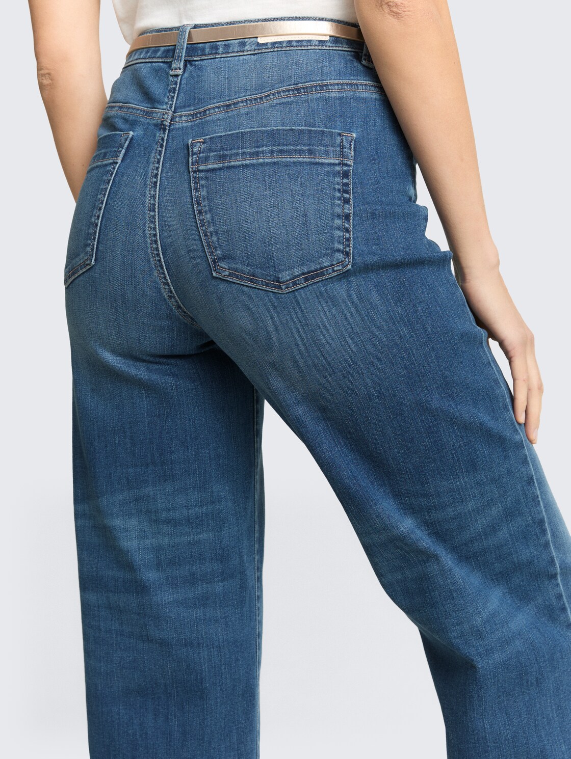 TTNELMA CULOTTE Stretch Jeans mit Gürtel - Clean Mid Stone Blue Denim - Detail-Model-Ansicht