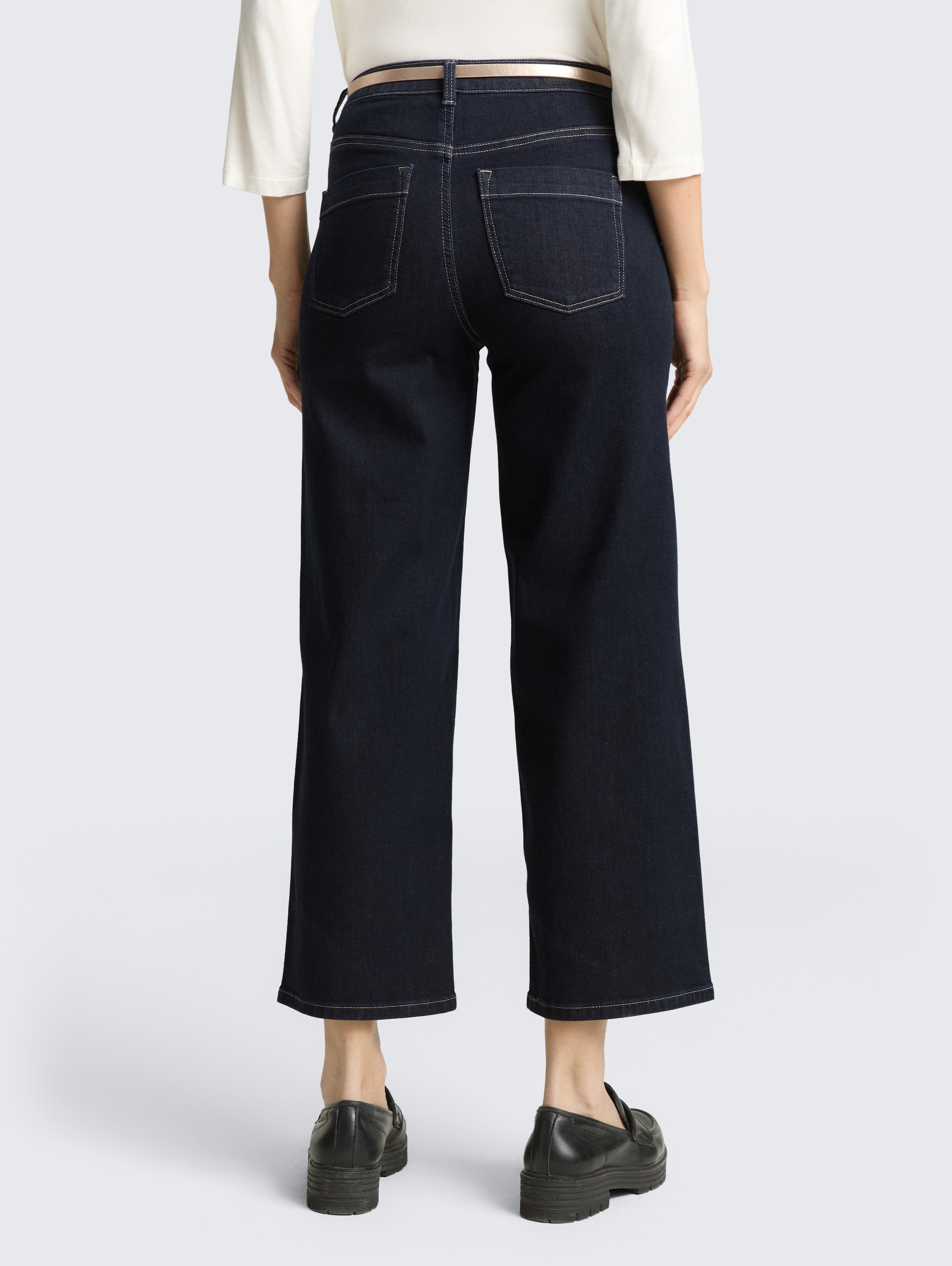 TTNELMA CULOTTE Stretch Jeans mit Gürtel - Clean Rinsed Blue Denim - Auschnitt Model-Rückansicht