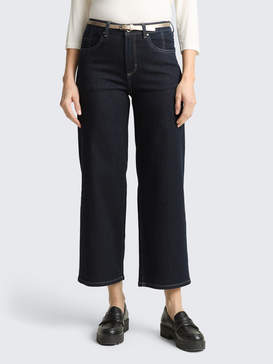 TTNELMA CULOTTE Stretch Jeans mit Gürtel - Clean Rinsed Blue Denim - Ausschnitt Model-Vorderansicht