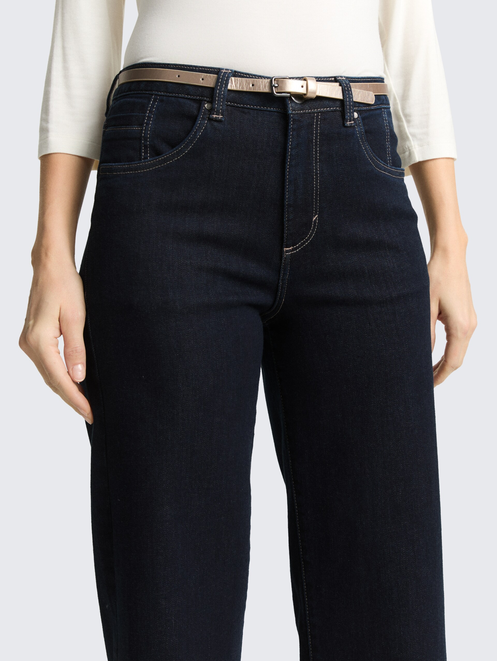 TTNELMA CULOTTE Stretch Jeans mit Gürtel - Clean Rinsed Blue Denim - Detail-Model-Ansicht