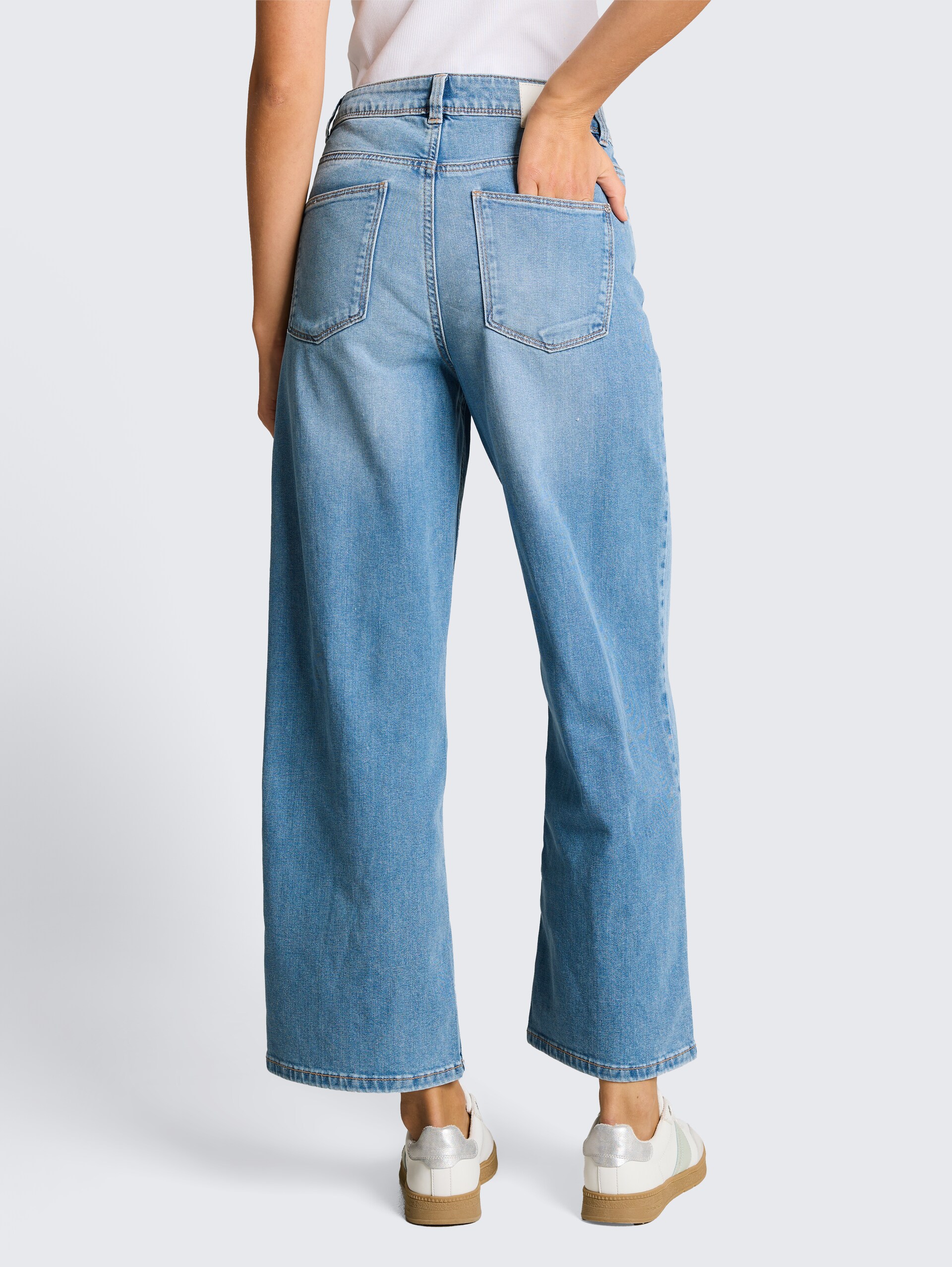 TTNELMA CULOTTE Jeans - Clean Light Stone Blue Denim - Auschnitt Model-Rückansicht
