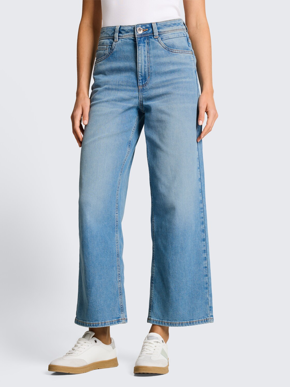 TTNELMA CULOTTE Jeans - Clean Light Stone Blue Denim - Ausschnitt Model-Vorderansicht
