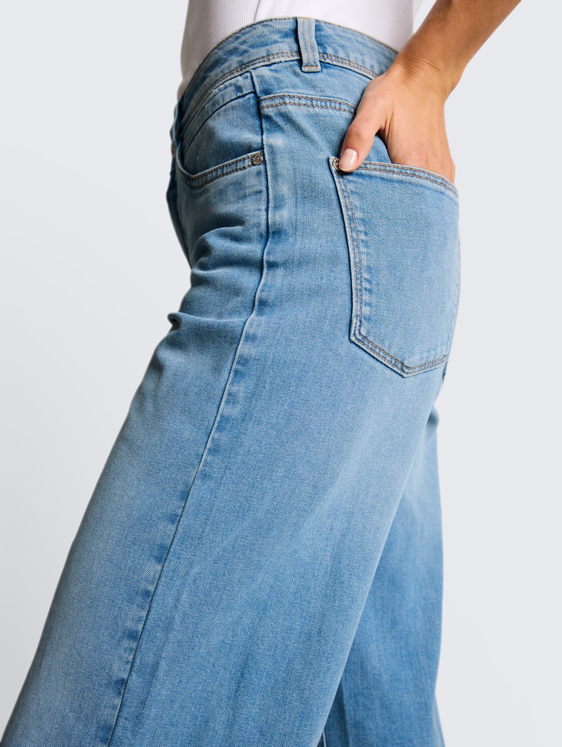 TTNELMA CULOTTE Jeans - Clean Light Stone Blue Denim - Detail-Model-Ansicht