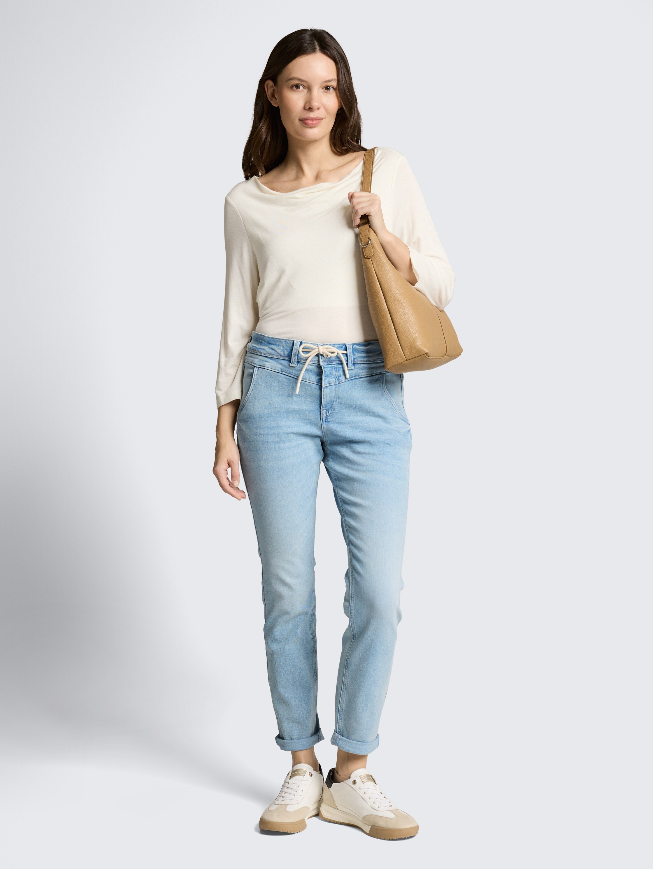 TTMAYA TAPERED Stretch Jeans mit Kordelzug - Light Stone Blue Denim - Model-Vorderansicht