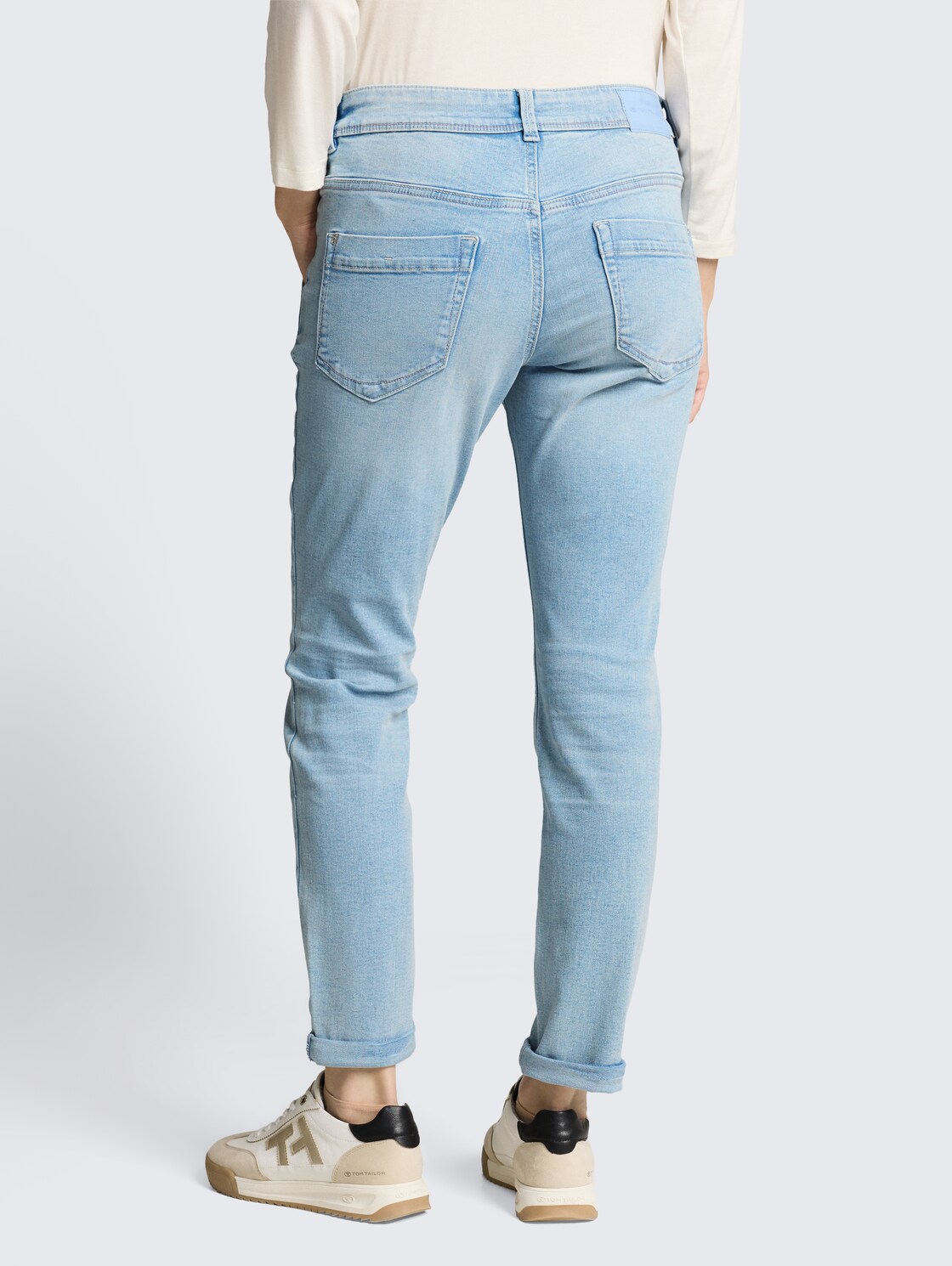 TTMAYA TAPERED Stretch Jeans mit Kordelzug - Light Stone Blue Denim - Auschnitt Model-Rückansicht