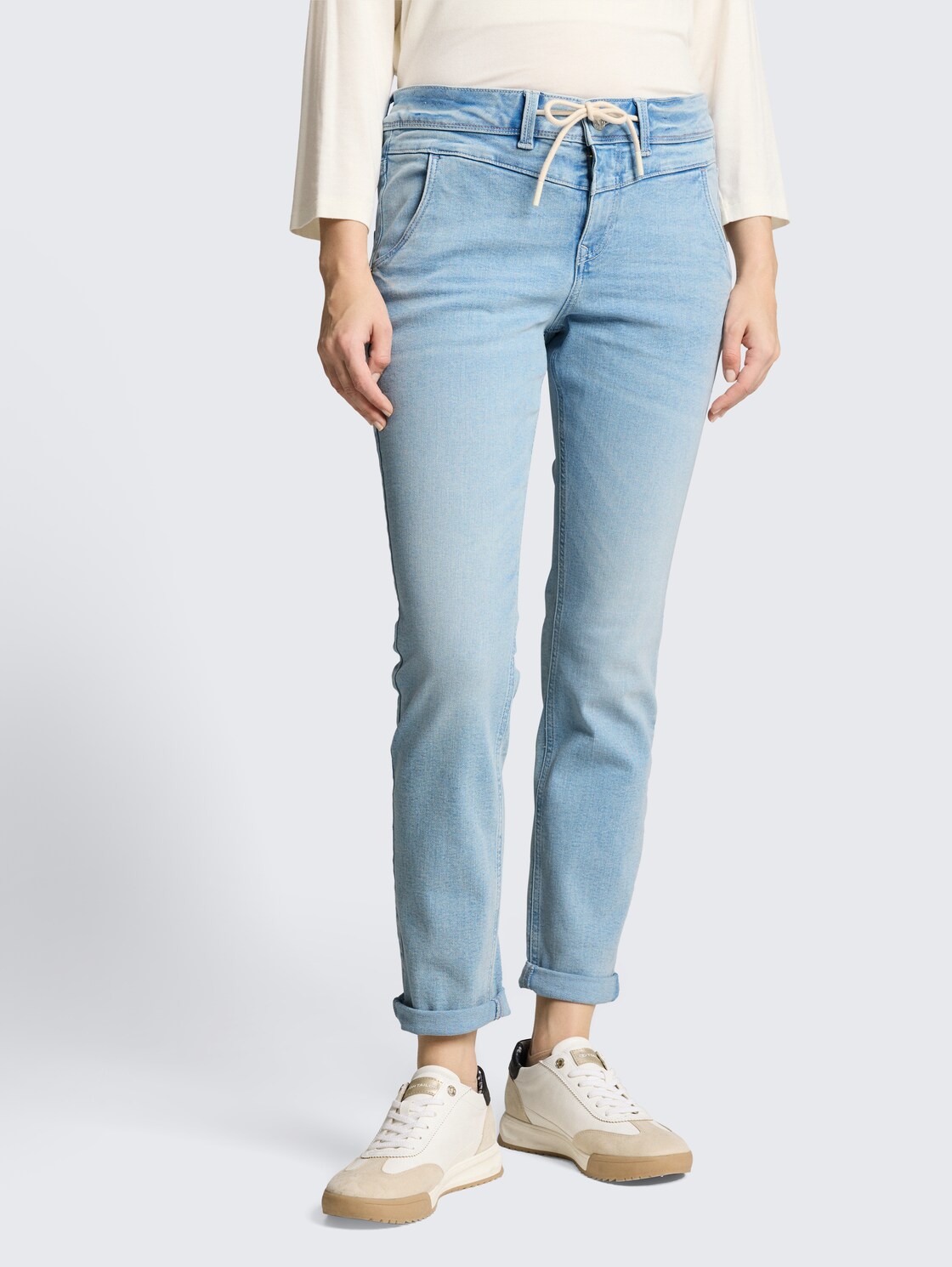 TTMAYA TAPERED Stretch Jeans mit Kordelzug - Light Stone Blue Denim - Ausschnitt Model-Vorderansicht