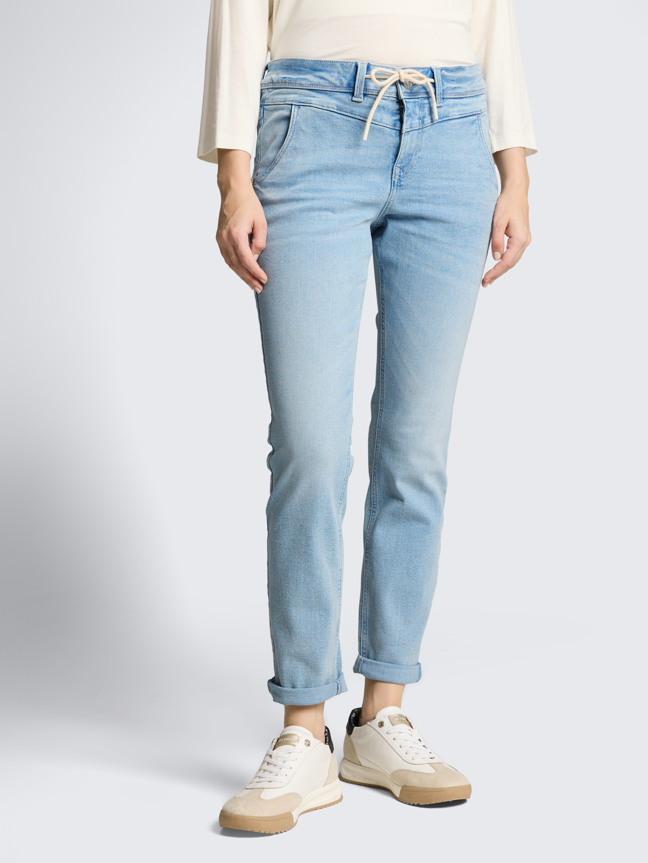 TTMAYA TAPERED Stretch Jeans mit Kordelzug - Light Stone Blue Denim - Ausschnitt Model-Vorderansicht