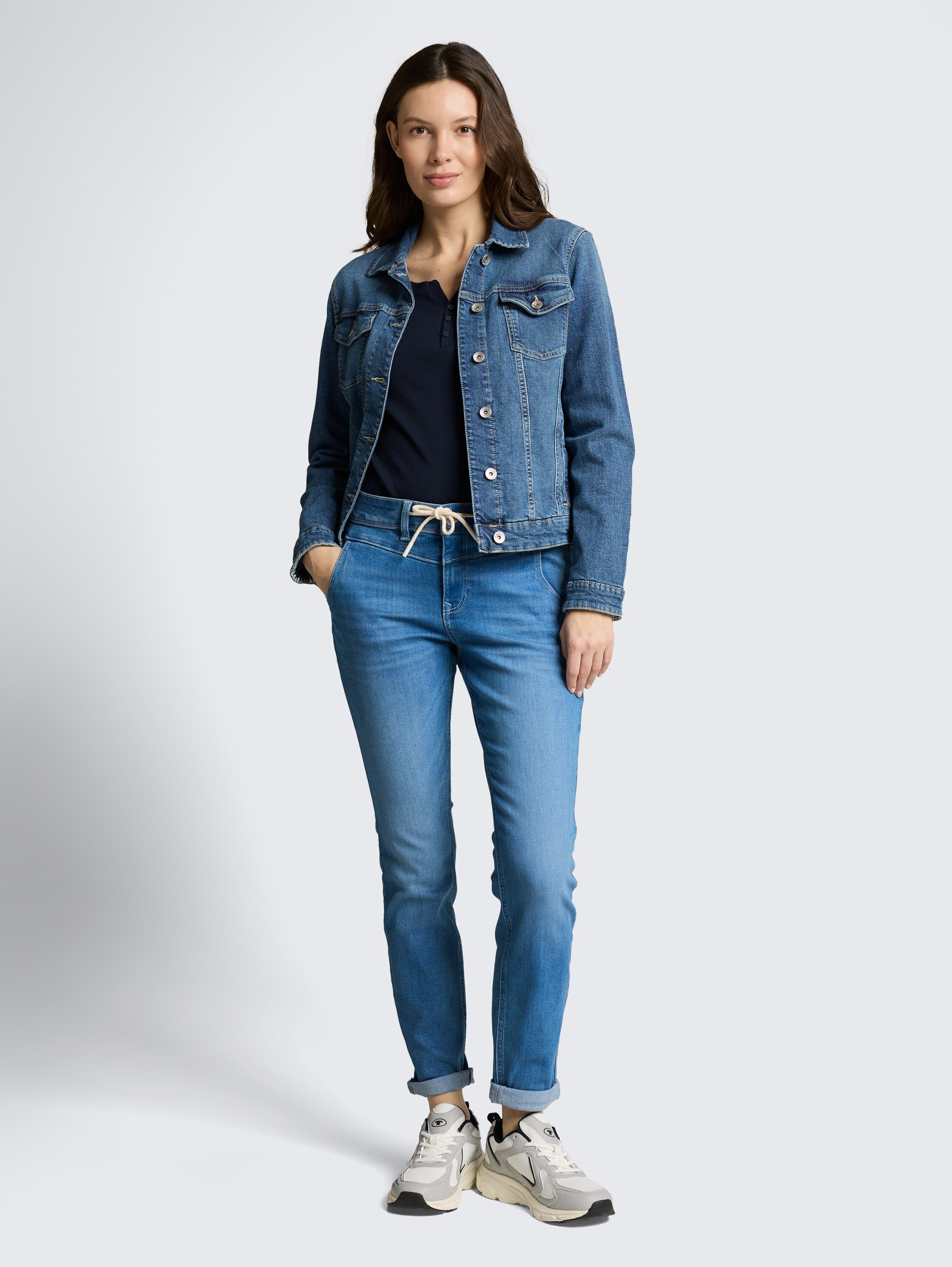 TTMAYA TAPERED Stretch Jeans mit Kordelzug - bright blue denim - Model-Vorderansicht