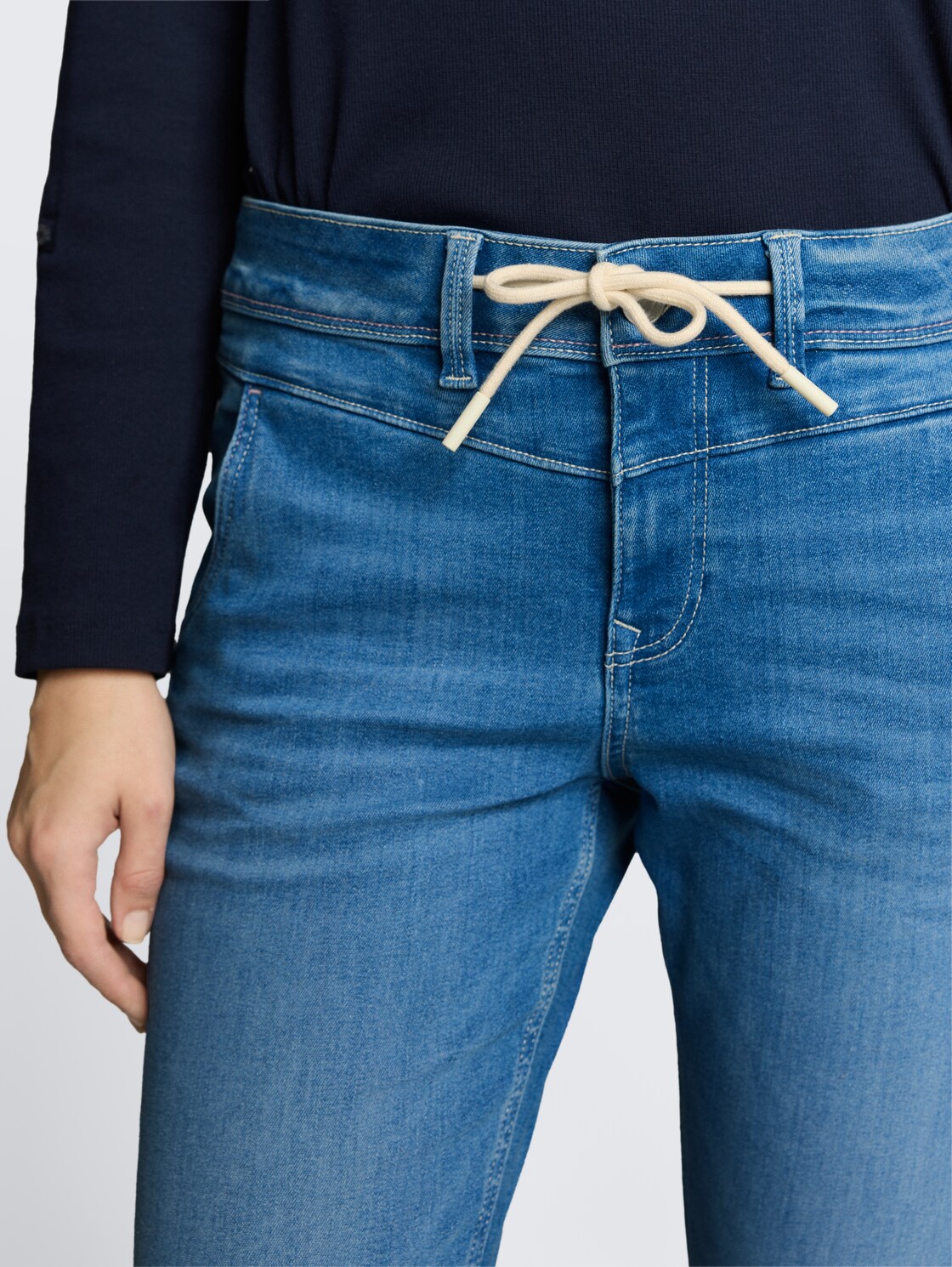 TTMAYA TAPERED Stretch Jeans mit Kordelzug - bright blue denim - Detail-Model-Ansicht