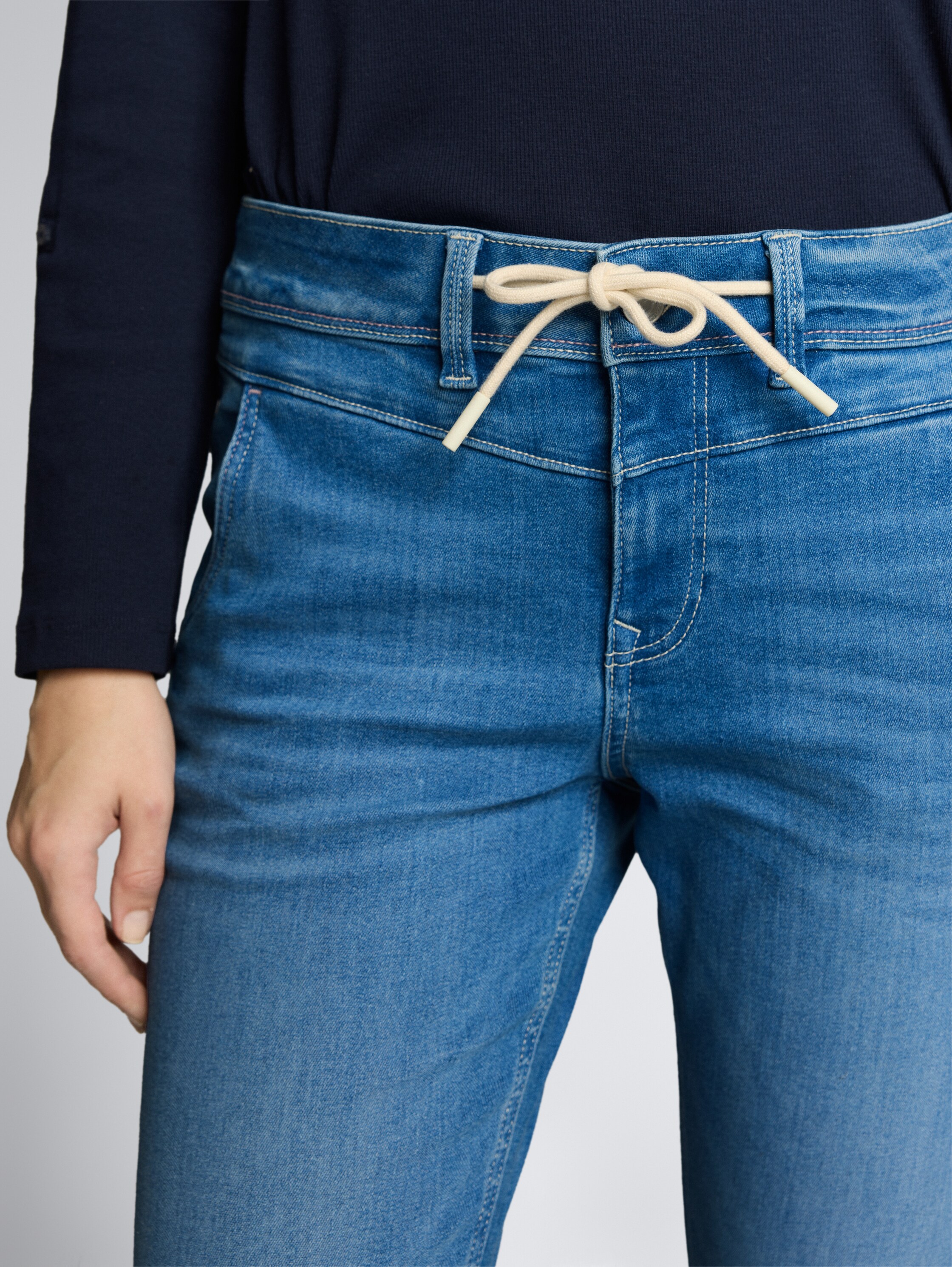 TTMAYA TAPERED Stretch Jeans mit Kordelzug - bright blue denim - Detail-Model-Ansicht