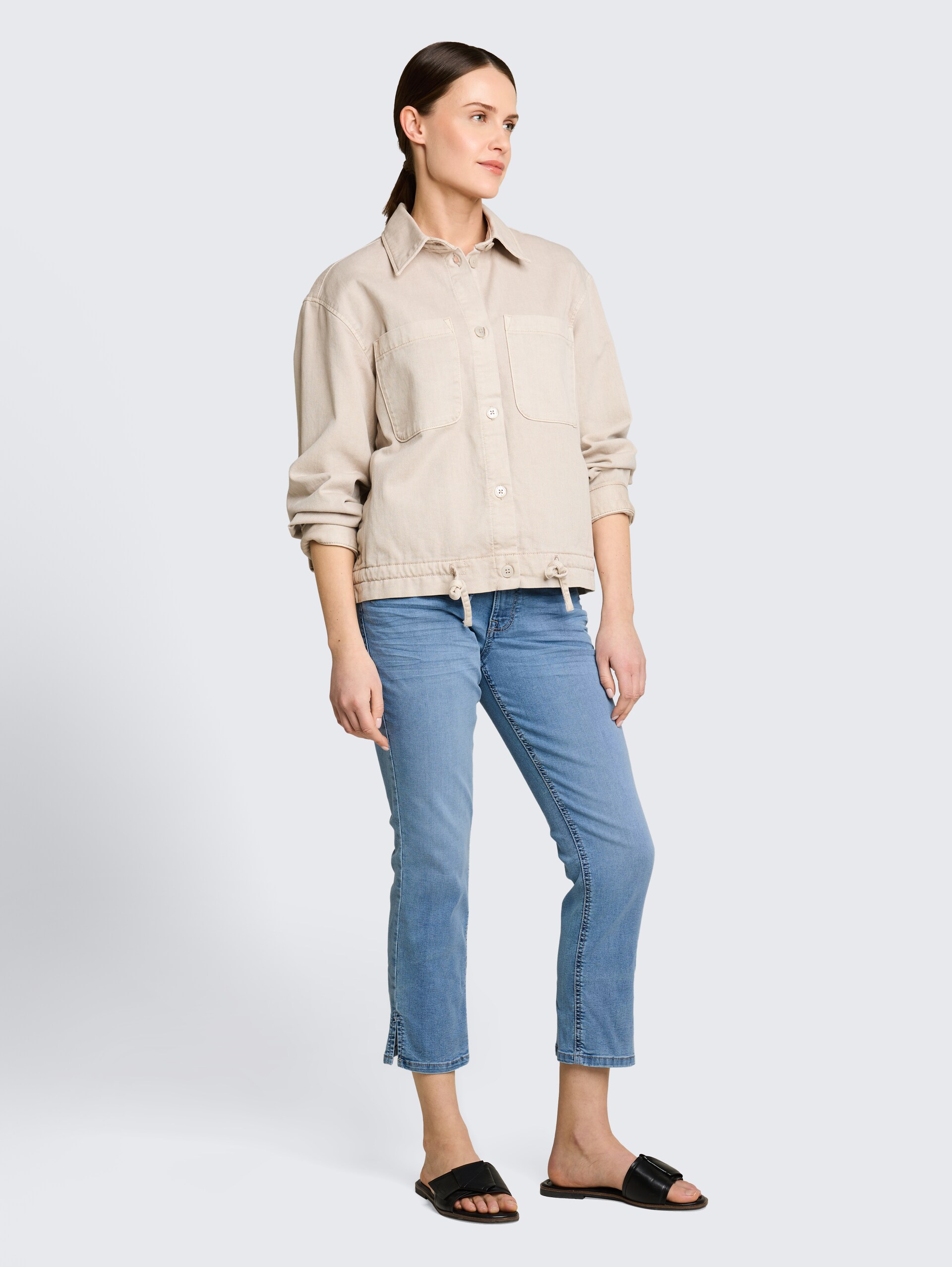 TTLENE SLIM CROPPED Stretch Jeans mit Bindegürtel - Clean Light Stone Blue Denim - Model-Vorderansicht
