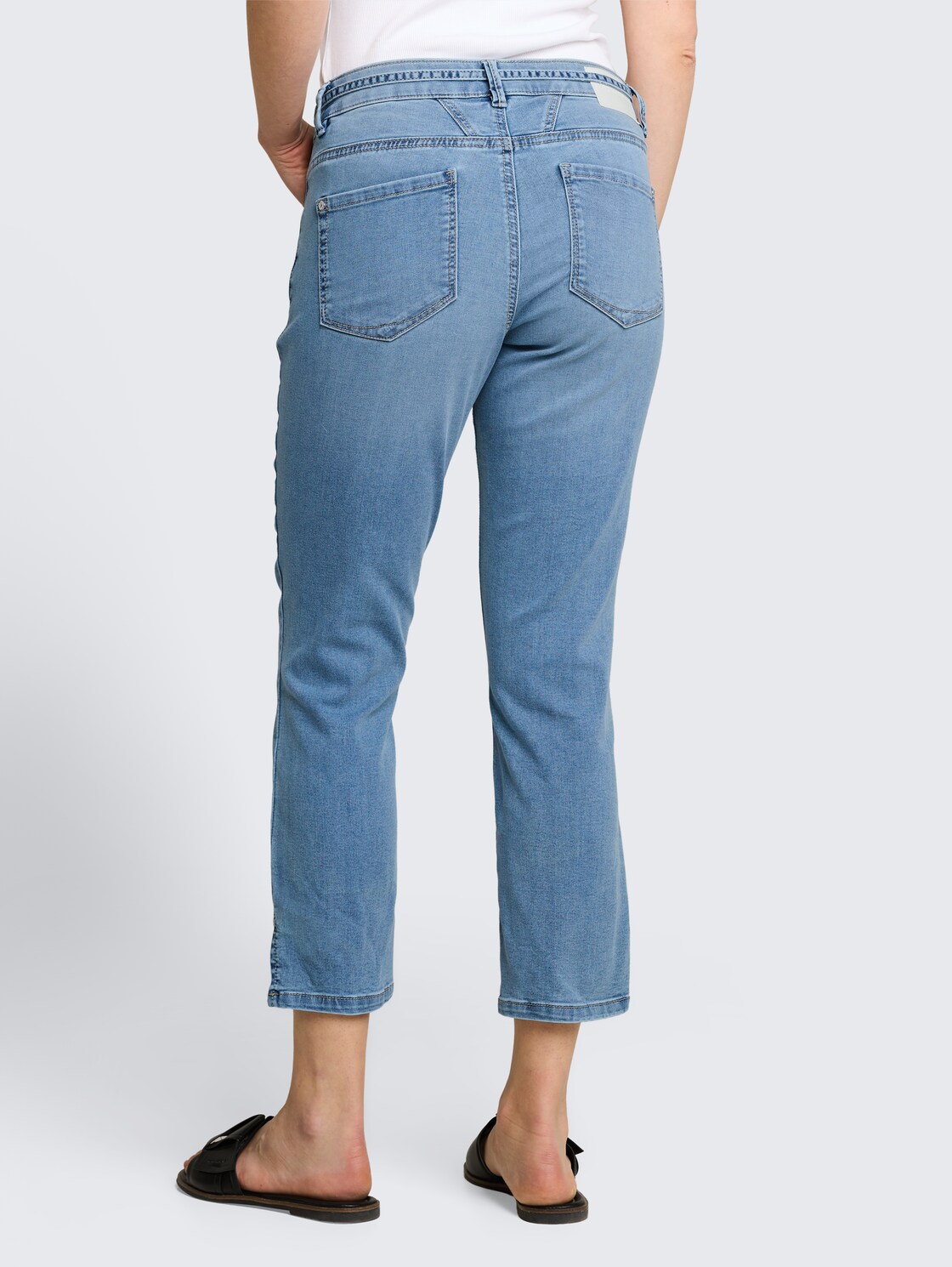 TTLENE SLIM CROPPED Stretch Jeans mit Bindegürtel - Clean Light Stone Blue Denim - Auschnitt Model-Rückansicht