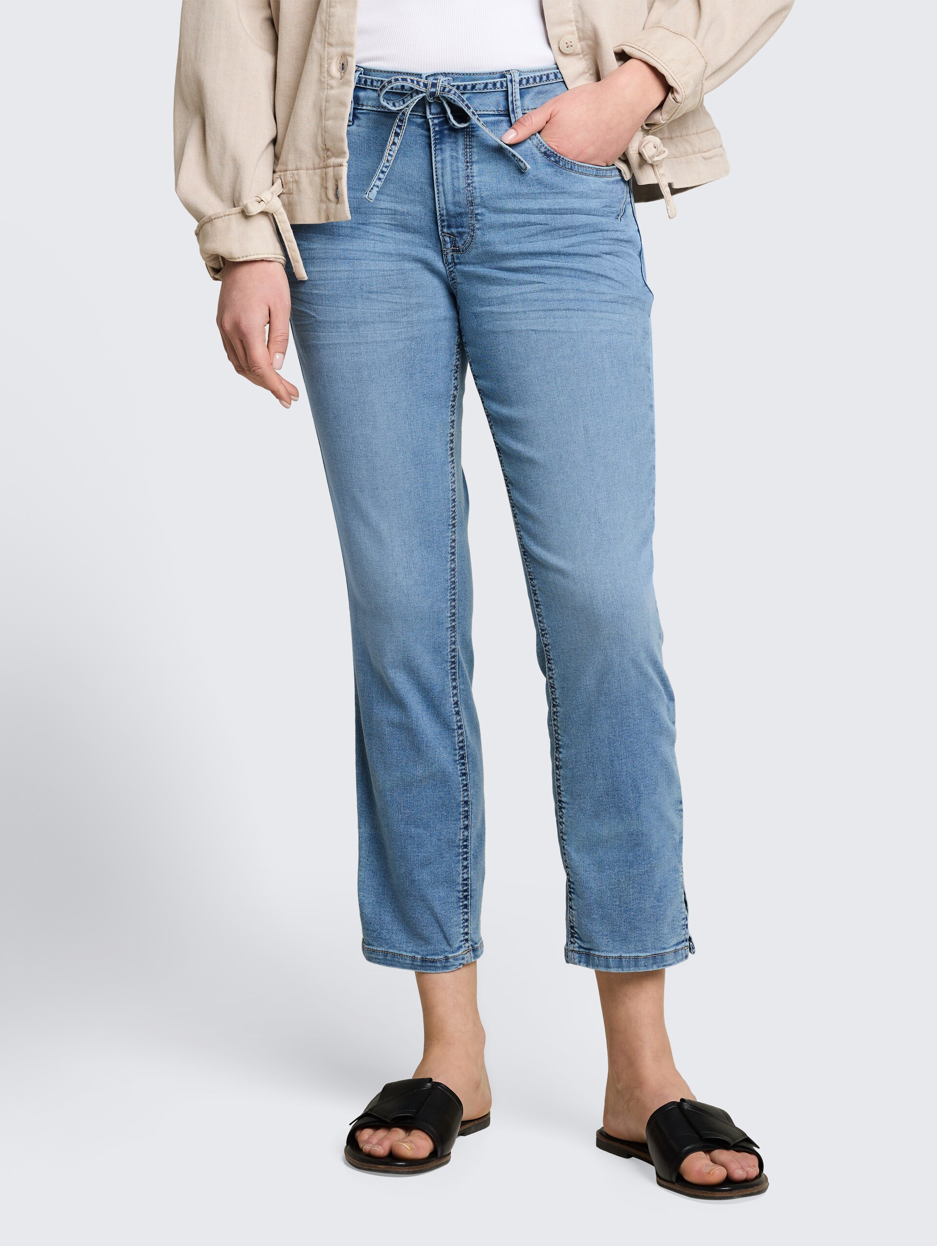 TTLENE SLIM CROPPED Stretch Jeans mit Bindegürtel - Clean Light Stone Blue Denim - Ausschnitt Model-Vorderansicht