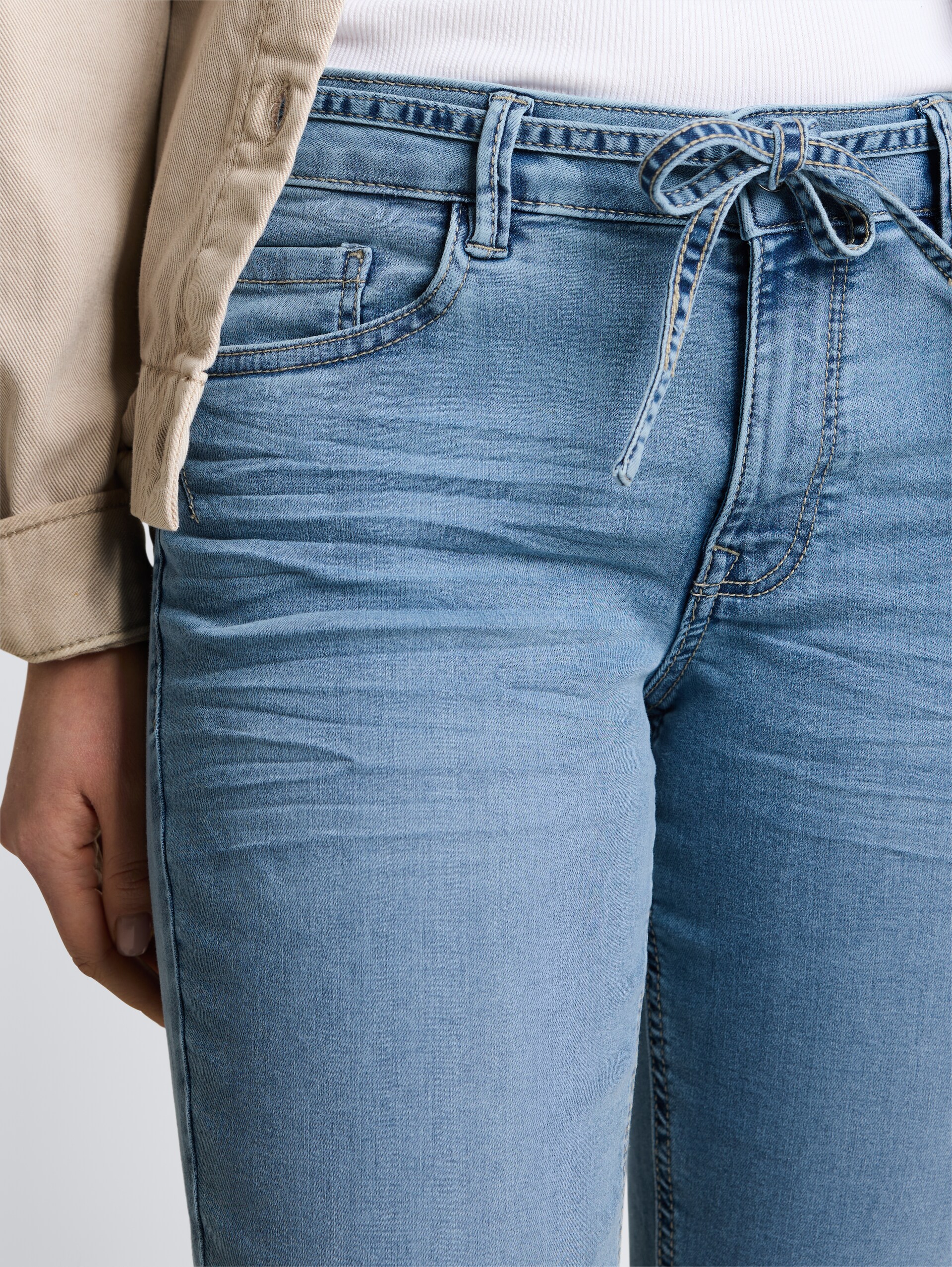 TTLENE SLIM CROPPED Stretch Jeans mit Bindegürtel - Clean Light Stone Blue Denim - Detail-Model-Ansicht