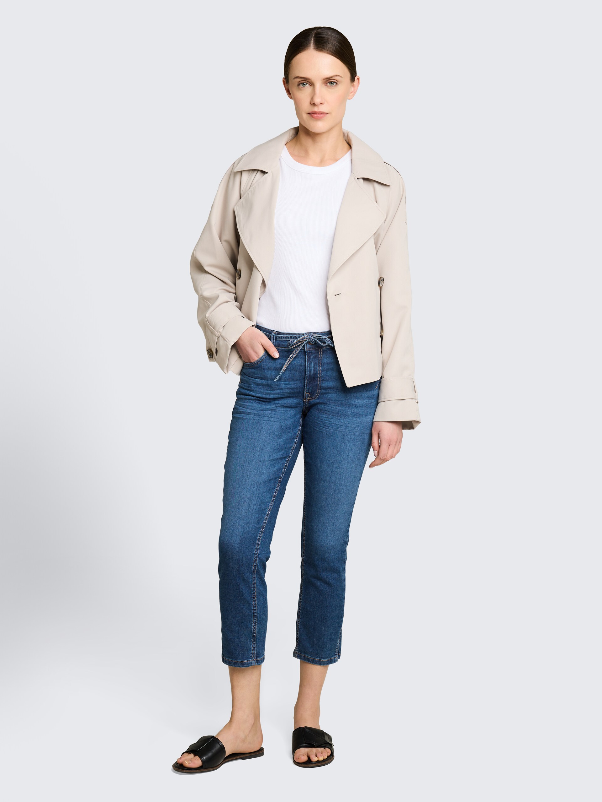 TTLENE SLIM CROPPED Stretch Jeans mit Bindegürtel - Clean Mid Stone Blue Denim - Model-Vorderansicht