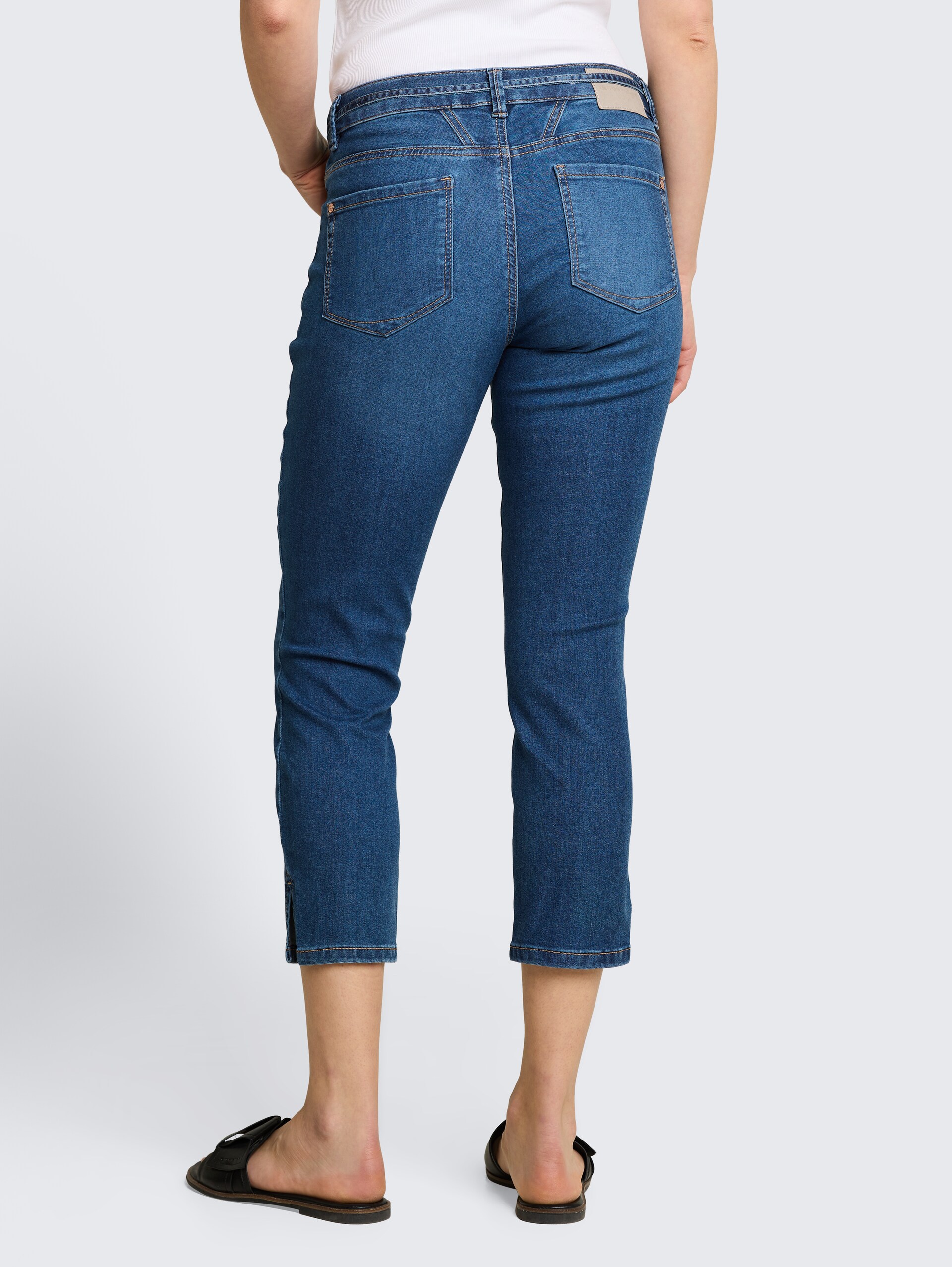 TTLENE SLIM CROPPED Stretch Jeans mit Bindegürtel - Clean Mid Stone Blue Denim - Auschnitt Model-Rückansicht