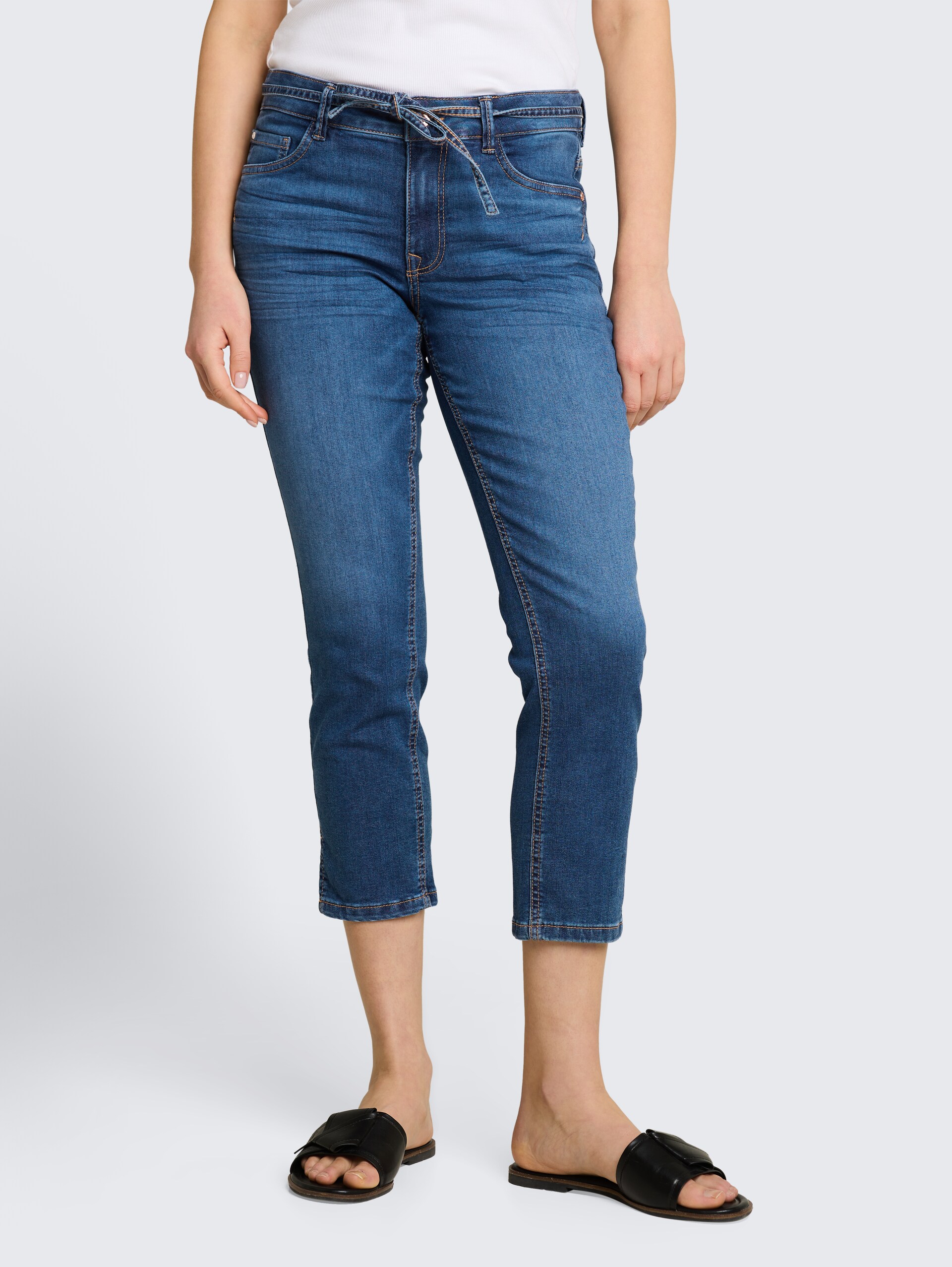 TTLENE SLIM CROPPED Stretch Jeans mit Bindegürtel - Clean Mid Stone Blue Denim - Ausschnitt Model-Vorderansicht
