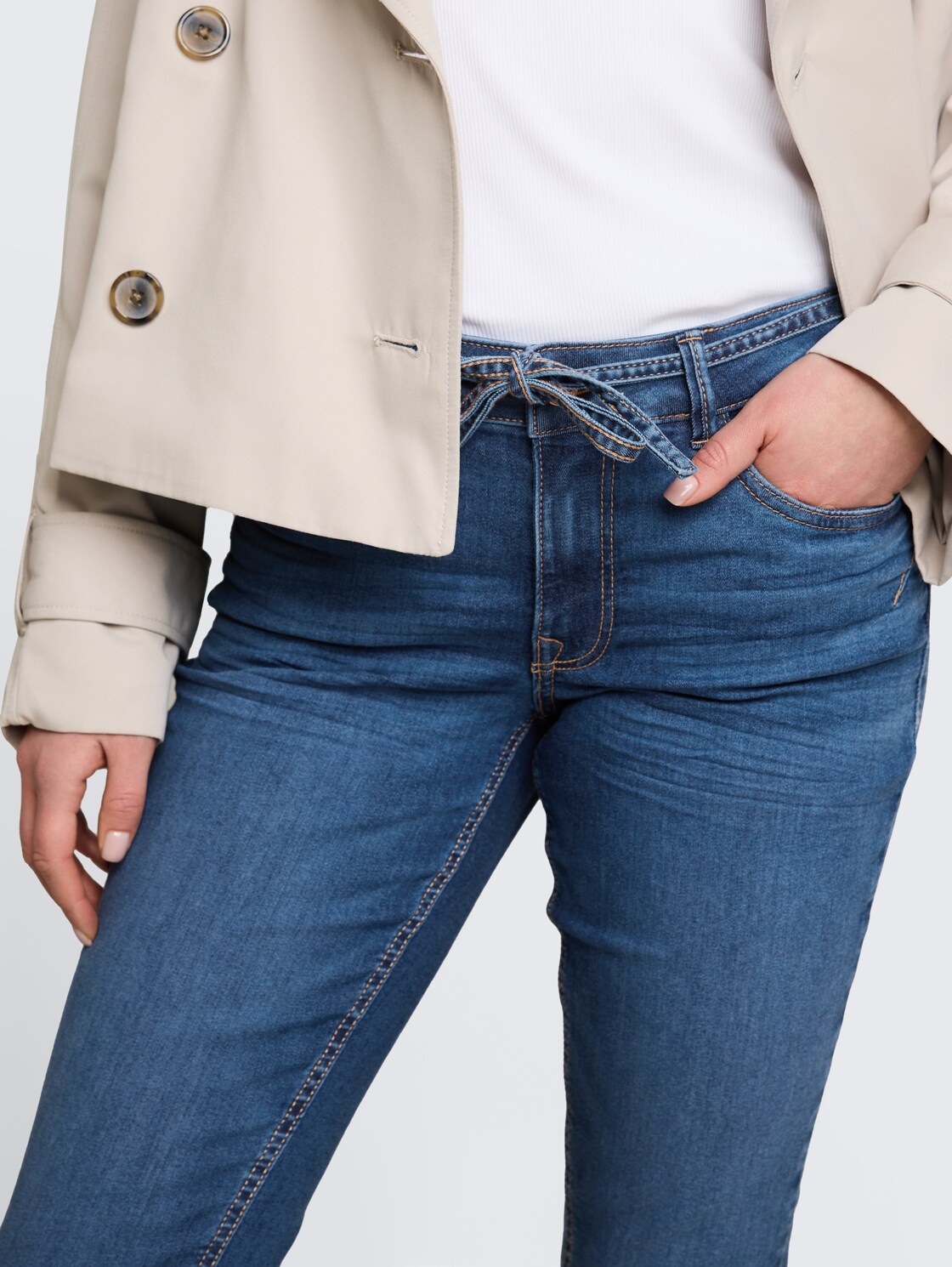 TTLENE SLIM CROPPED Stretch Jeans mit Bindegürtel - Clean Mid Stone Blue Denim - Detail-Model-Ansicht