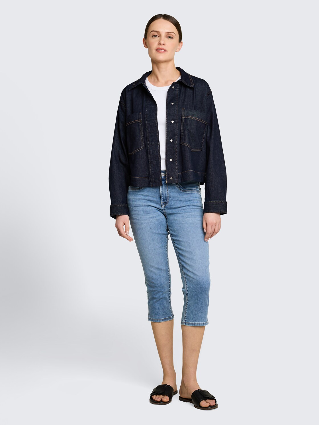 TTLENE SLIM Capri Jeans mit hohem Stretch - Clean Light Stone Blue Denim - Model-Vorderansicht