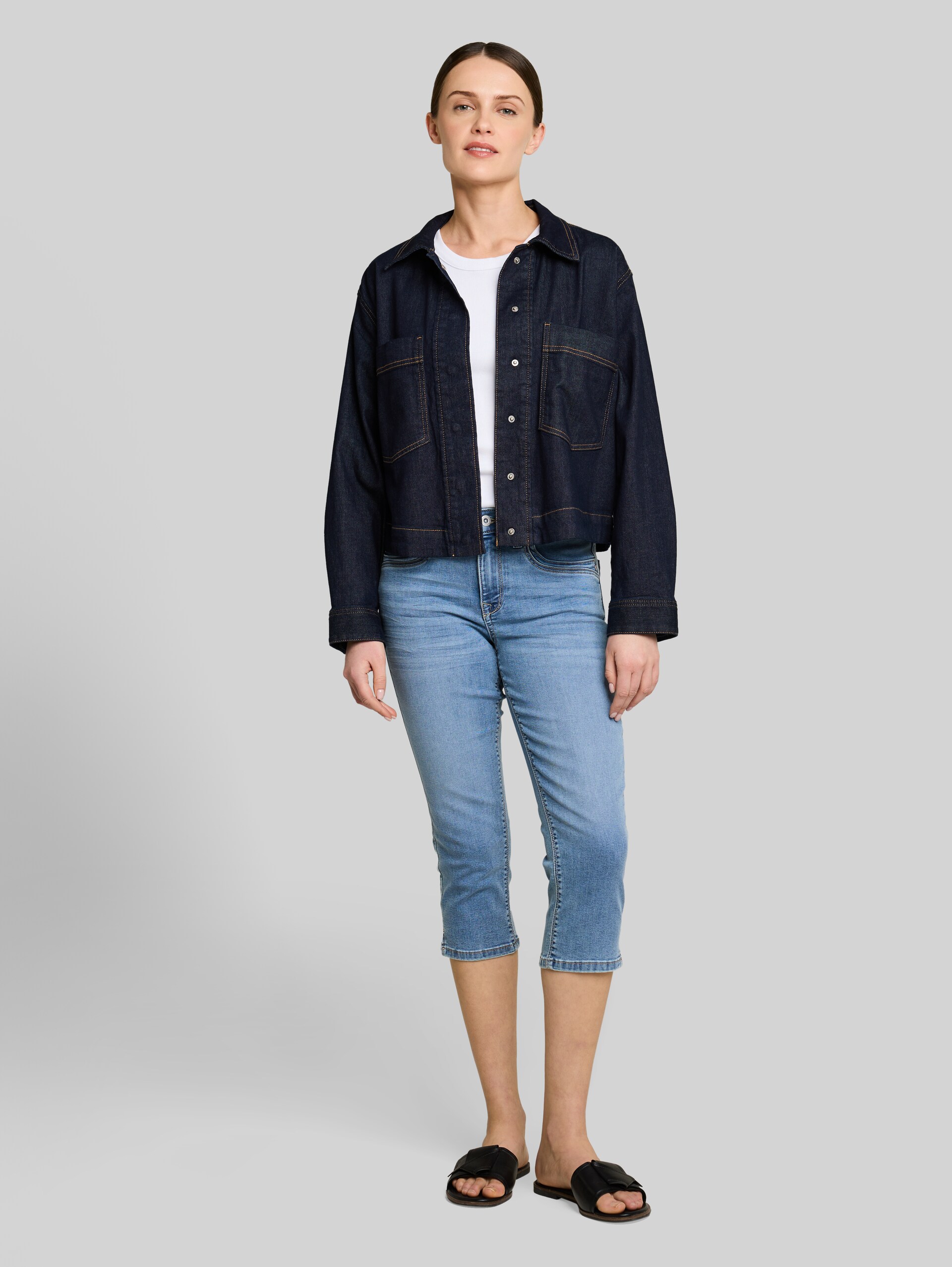 TTLENE SLIM Capri jeans with high stretch - Clean Light Stone Blue Denim - Model front view