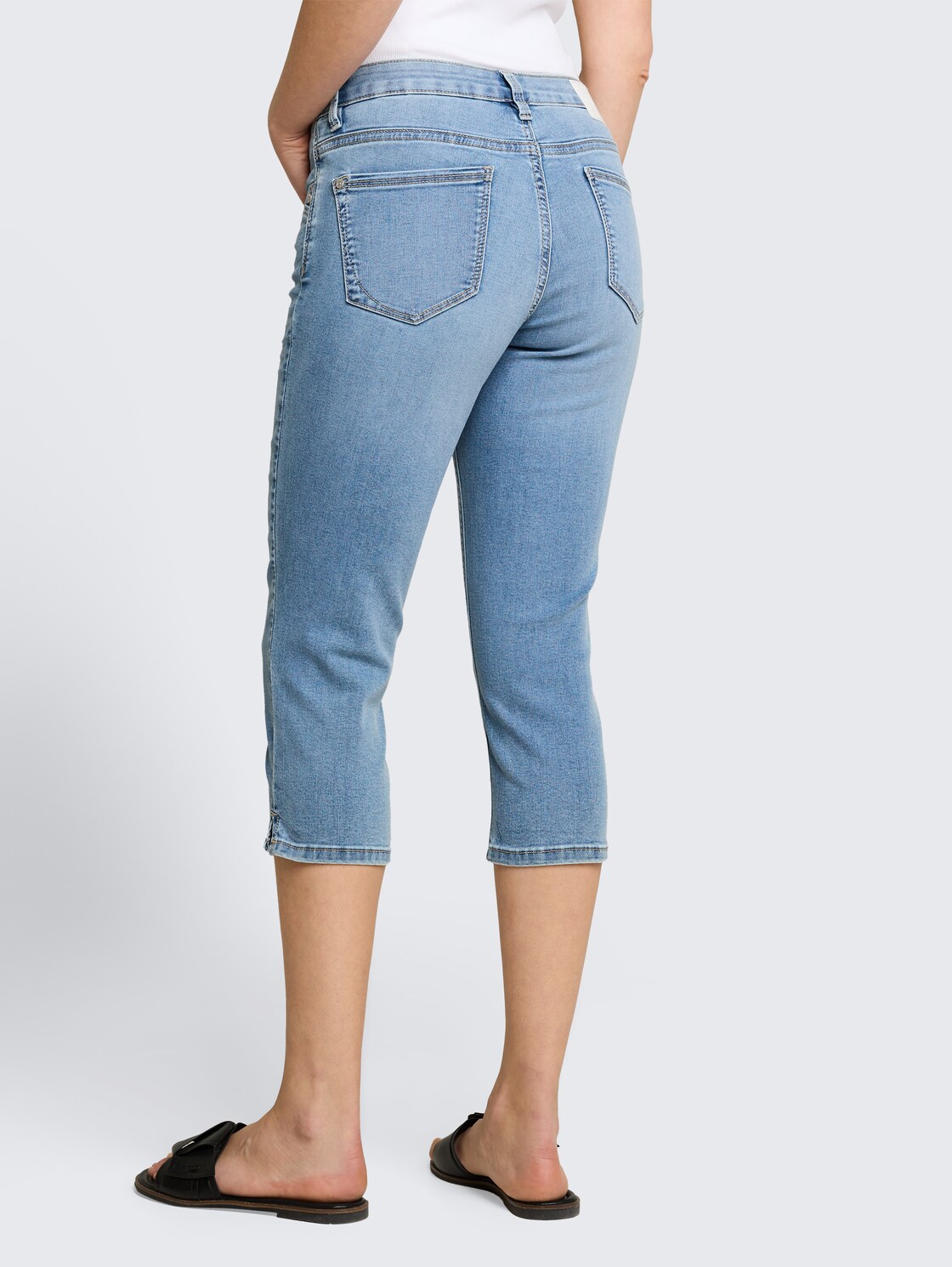 TTLENE SLIM Capri Jeans mit hohem Stretch - Clean Light Stone Blue Denim - Auschnitt Model-Rückansicht