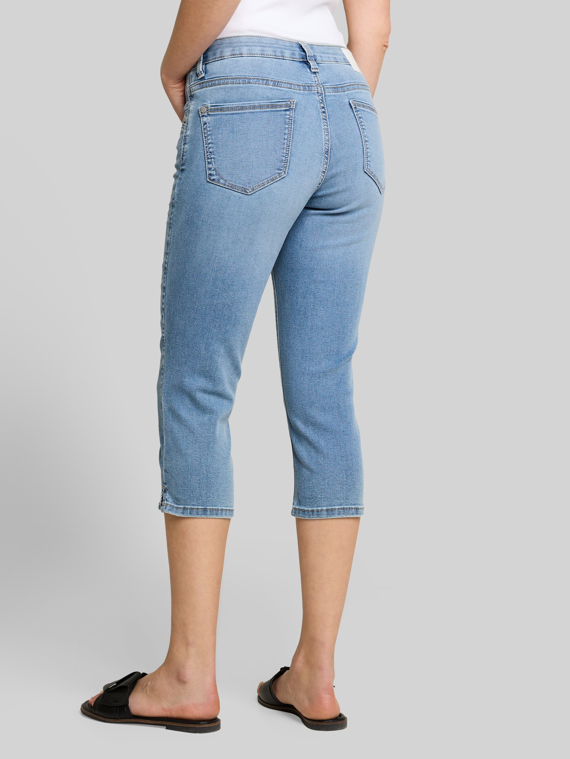 TTLENE SLIM Capri jeans with high stretch - Clean Light Stone Blue Denim - Neckline model-back view